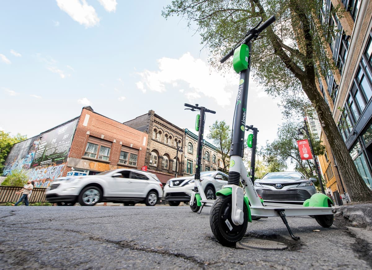 Une trottinette électrique en libre-service de la compagnie Lime, à Montréal, mercredi le 14 août 2019. Sur cette photo: Une trottinette stationnée sur le boulevard Saint-Laurent près de Maisonneuve.