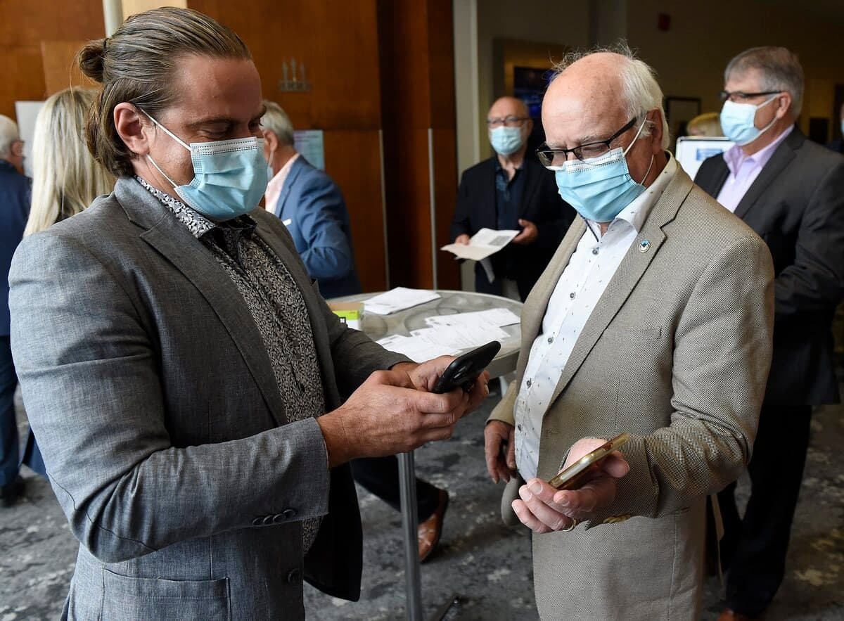 Les membres du conseil d’administration de la Fédération québécoise des municipalités ont eu un avant-goût lundi de leur congrès national alors qu’ils ont dû présenter leur passeport vaccinal pour prendre part à leur rencontre qui se tenait à l’hôtel Château Laurier, à Québec.