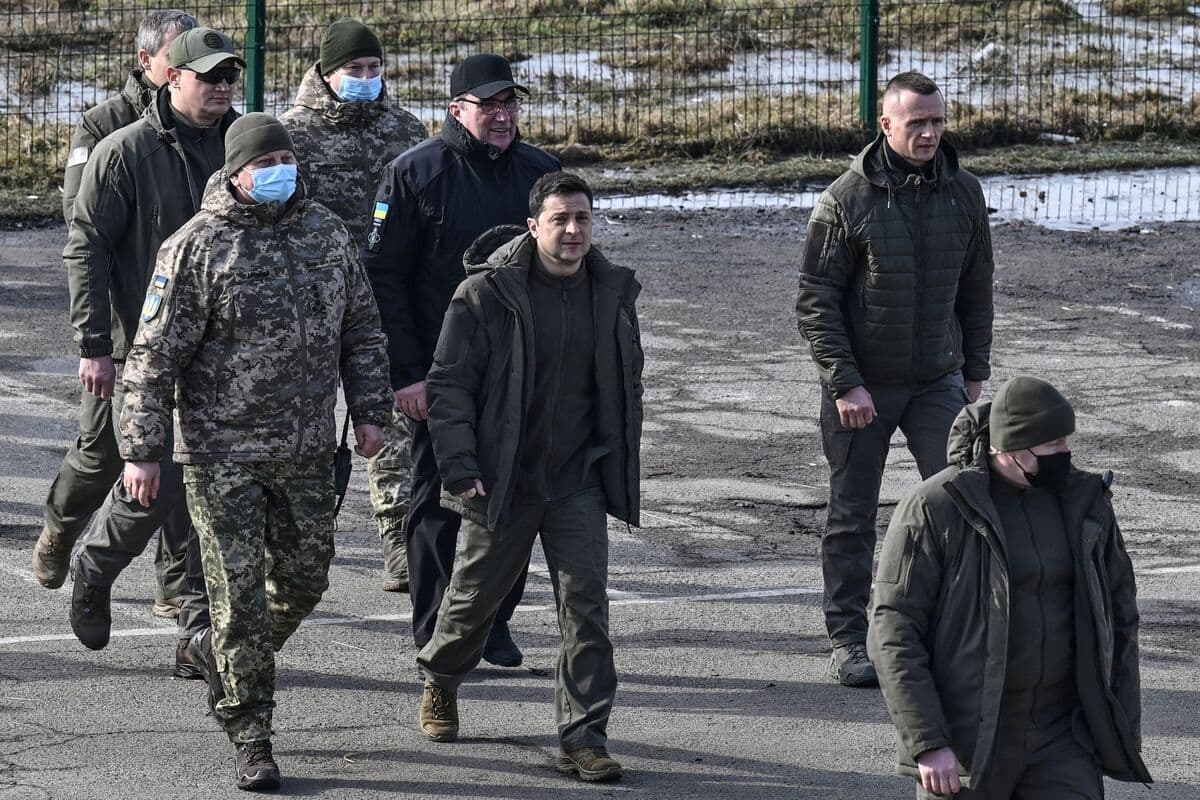 Le président ukrainien Volodymyr Zelensky (au centre) a assisté à des manœuvres près de Rivné.