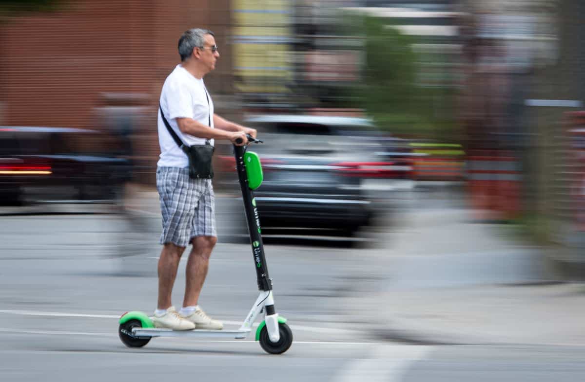 Une trottinette électrique en libre-service de la compagnie Lime, à Montréal, mercredi le 14 août 2019. Sur cette photo: Un homme fait de la trottinette sur le boulevard Maisonneuve près de St-Dominique.