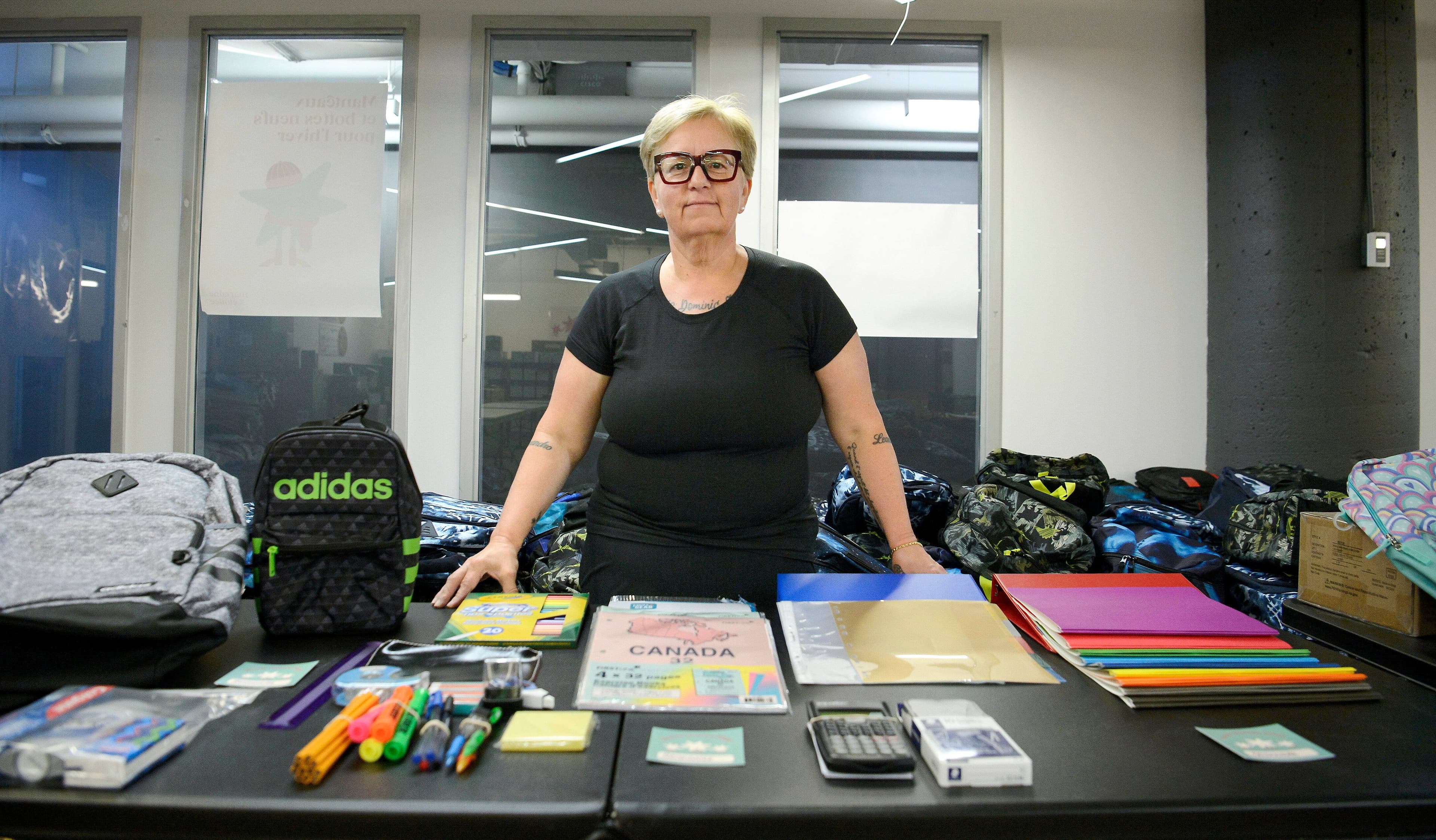 Francine Laplante, du projet Marraine Étoilée, dans l’entrepôt de Montréal où elle prépare les sacs et fournitures à donner à des milliers d’enfants.