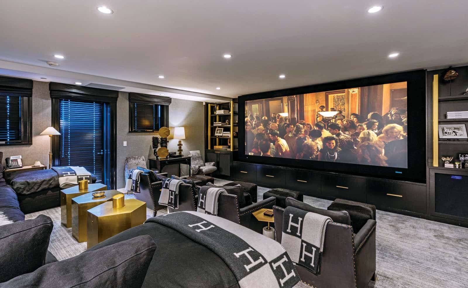 Le cinéma maison de la salle multimédia est de qualité professionnelle. On peut y regarder des films allongé sur le voluptueux divan ou confortablement installé dans un des fauteuils.