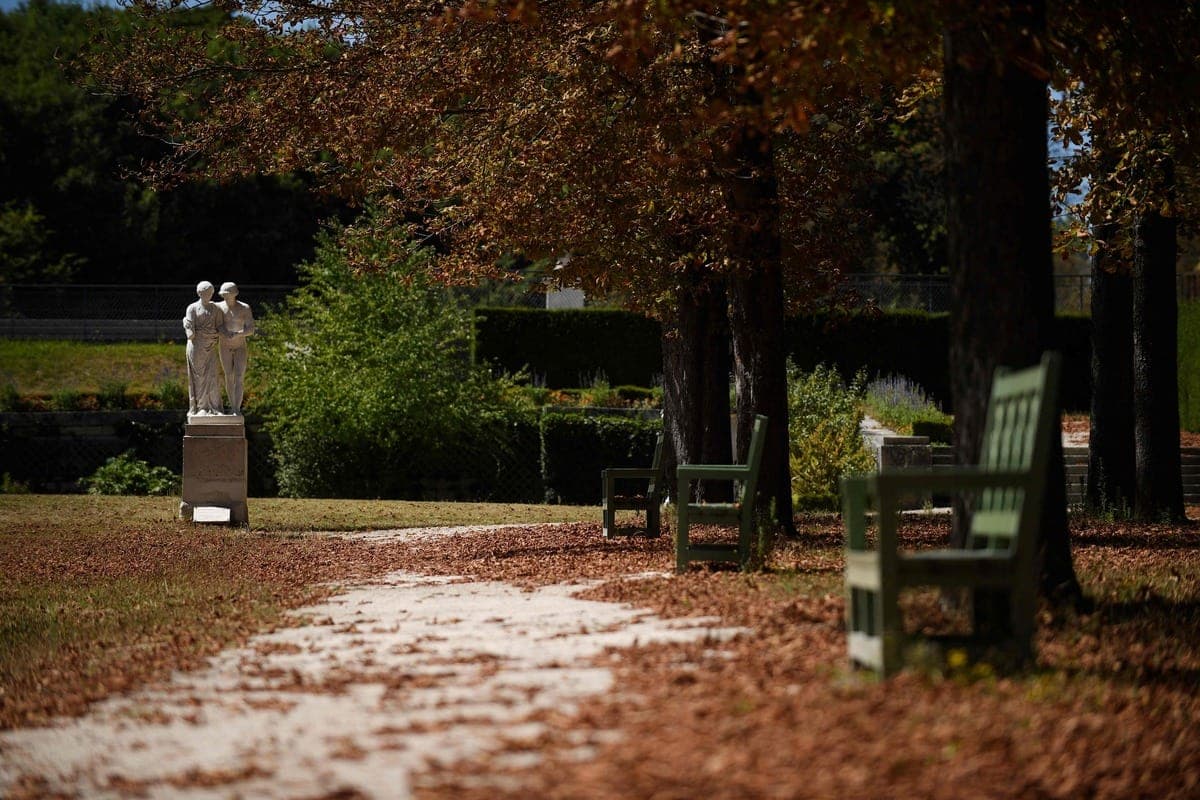 Des feuilles jonchent le sol dans un parc près de Paris.
