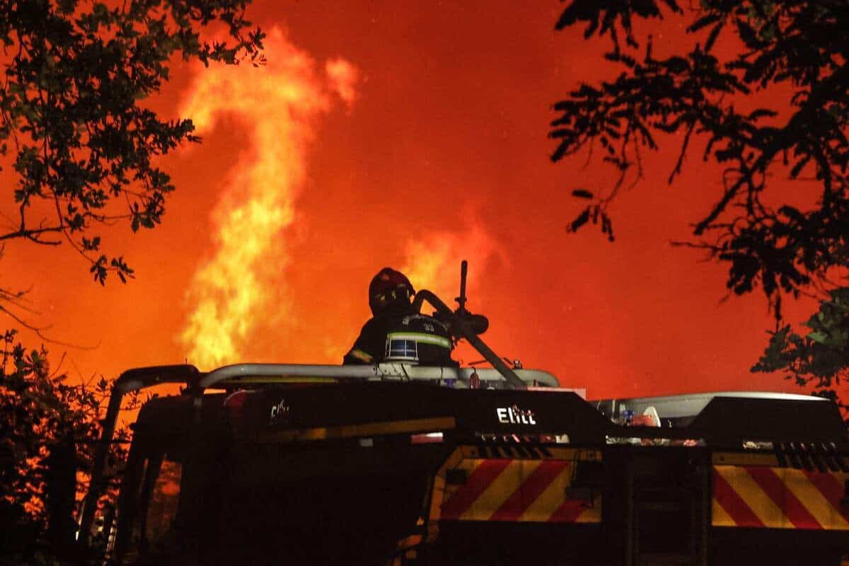 Des pompiers tentaient toujours de maîtriser les flammes dans le sud-ouest de la France, mercredi. Selon eux, l'incendie était «loin d’être fixé».