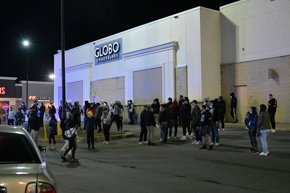 Plus de 200 jeunes gens étaient rassemblés dans un stationnement de Laval dimanche, en bordure de l’autoroute 13.