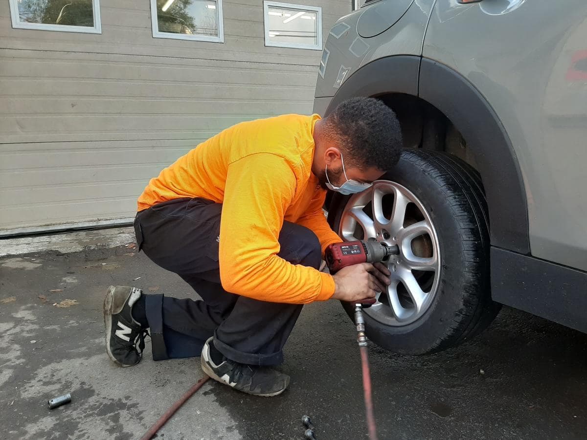 Les Montréalais se sont pris d'avance pour réserver leur place pour leur changement de pneus à l'automne 2020. Sur la photo: L’homme de service Christopher Blais change un pneu au Garage Martin Jacques à Verdun.