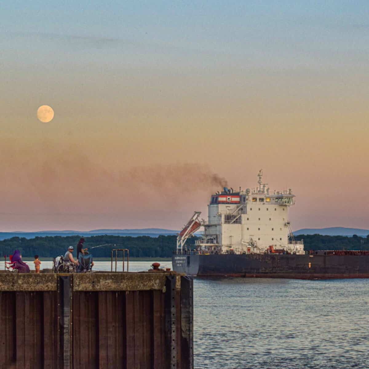 Lever de lune au quai de Saint-François-de-l’Île-d’Orléans.