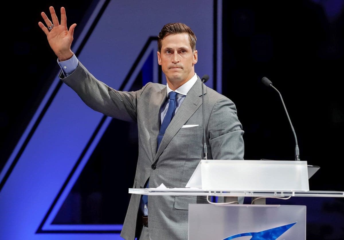 L’ancien capitaine du Lightning Vincent Lecavalier quittant le lutrin lors de la cérémonie du retrait de son chandail le 10 février 2018 à Tampa Bay.