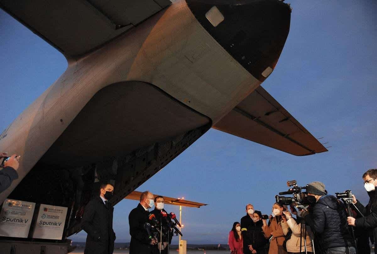 Le Premier ministre slovaque Igor Matovic (à gauche) et le ministre slovaque de la Santé Marek Krajci (à droite) font une déclaration à la presse à l'aéroport international de Kosice, en Slovaquie, après l'arrivée d'un avion de l'armée slovaque de Moscou transportant des doses du vaccin russe Spoutnik V contre la COVID-19.