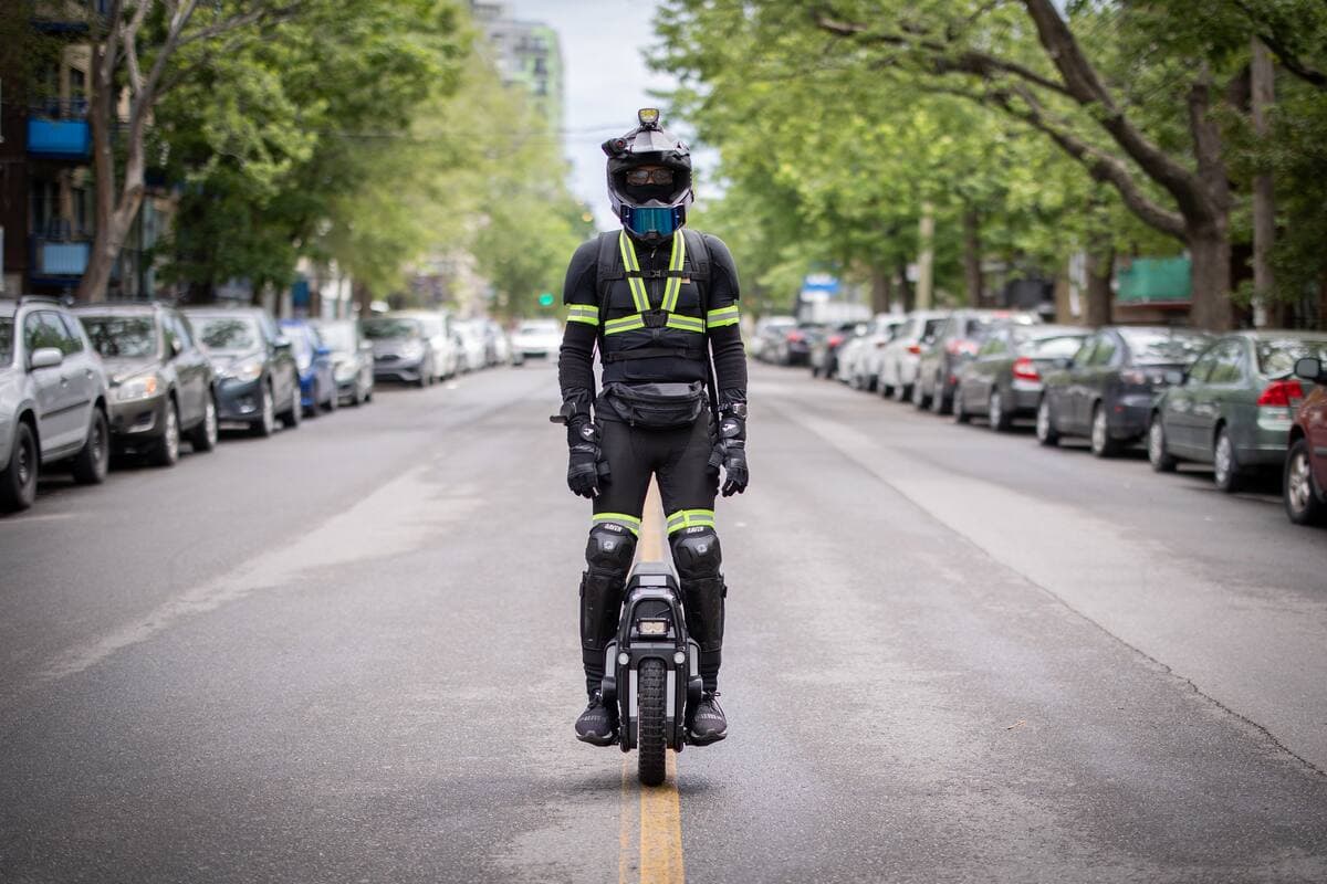 Macka Diallo, utilisateur de gyroroue
