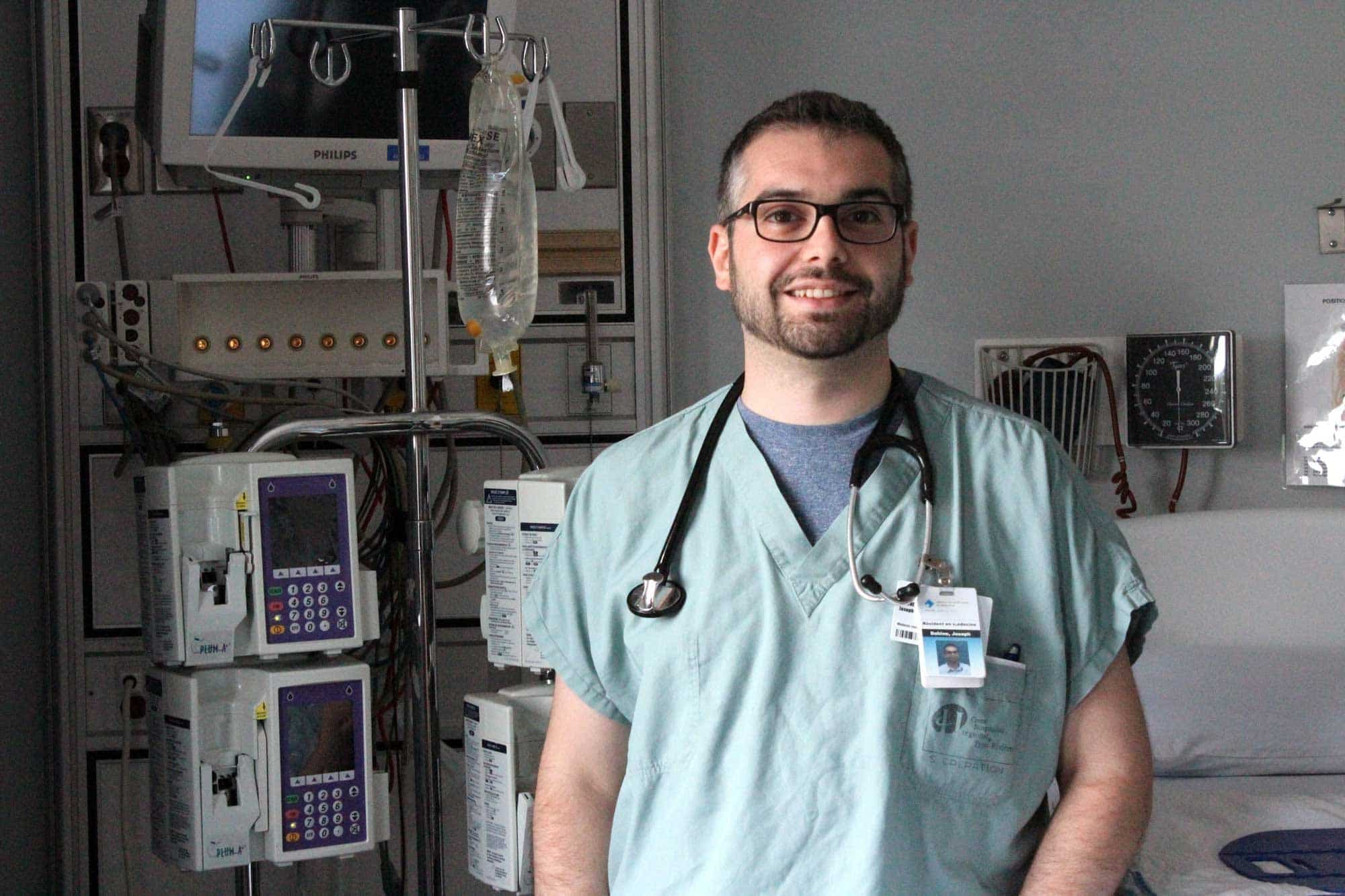 Le Dr Joseph Dahine, intensiviste à la Cité-de-la-Santé de Laval, voit l’impact de ces mesures sur son équipe des soins intensifs.