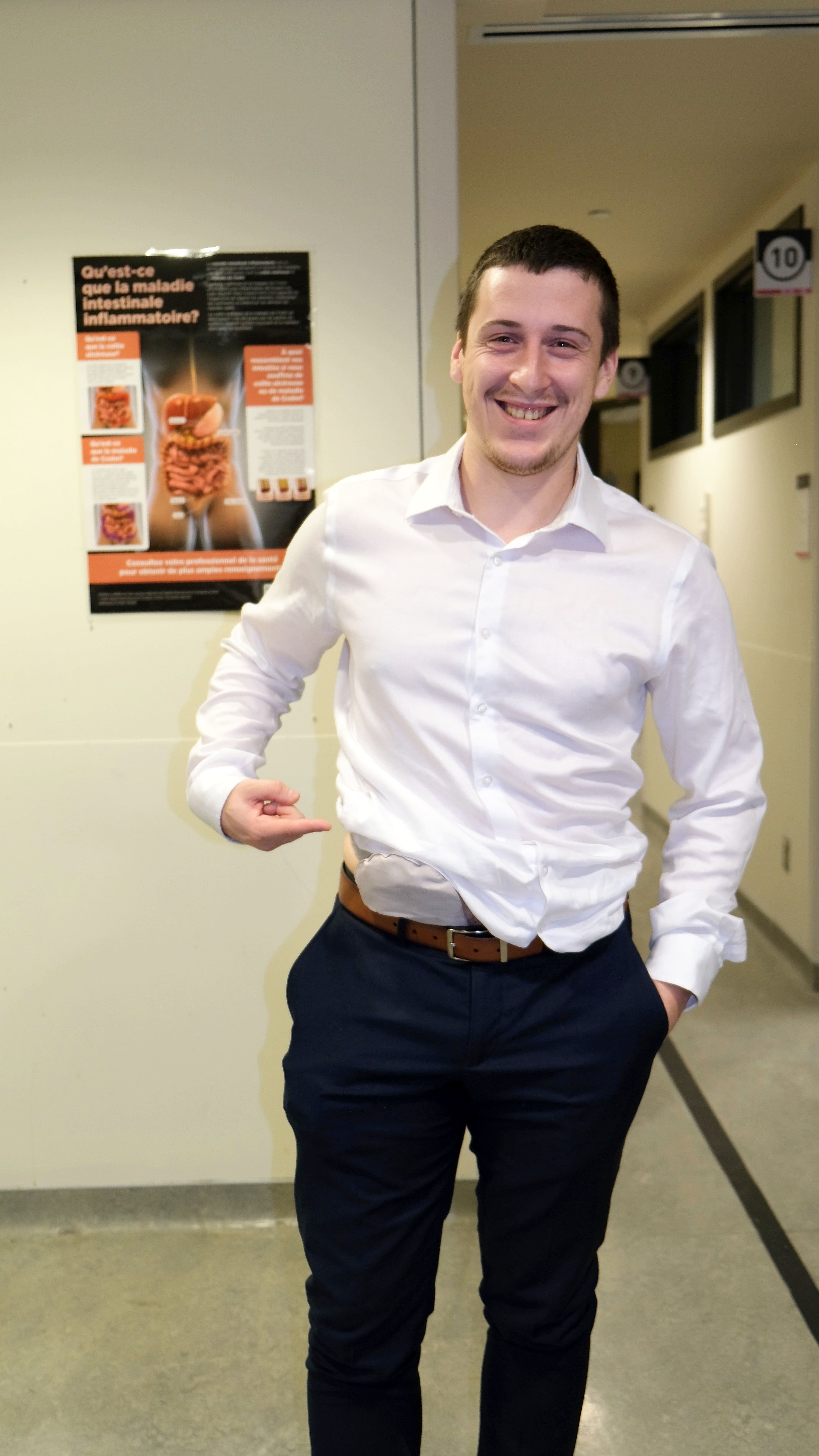 Hubert Jacob, qui vit avec une stomie depuis près de 15 ans, pointe le sac qui lui a permis de retrouver une vie active.