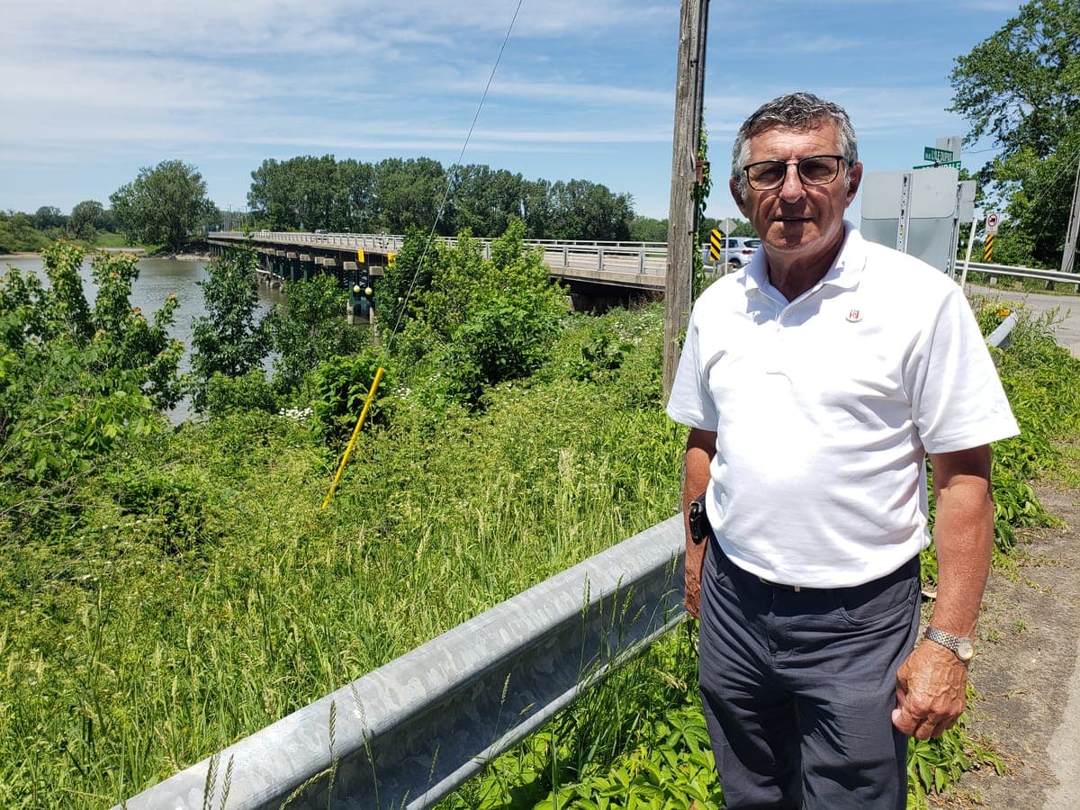 Sur la photo prise en juin 2021: le maire de Saint-Ignace-de-Loyola, Jean-Luc Barthe, est à côté du pont au-dessus du ruisseau de l’île aux Castors.