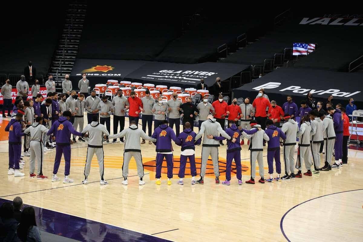 Les joueurs des Raptors de Toronto et des Suns de Phoenix se sont réunis au centre du court avant la rencontre du 6 janvier.