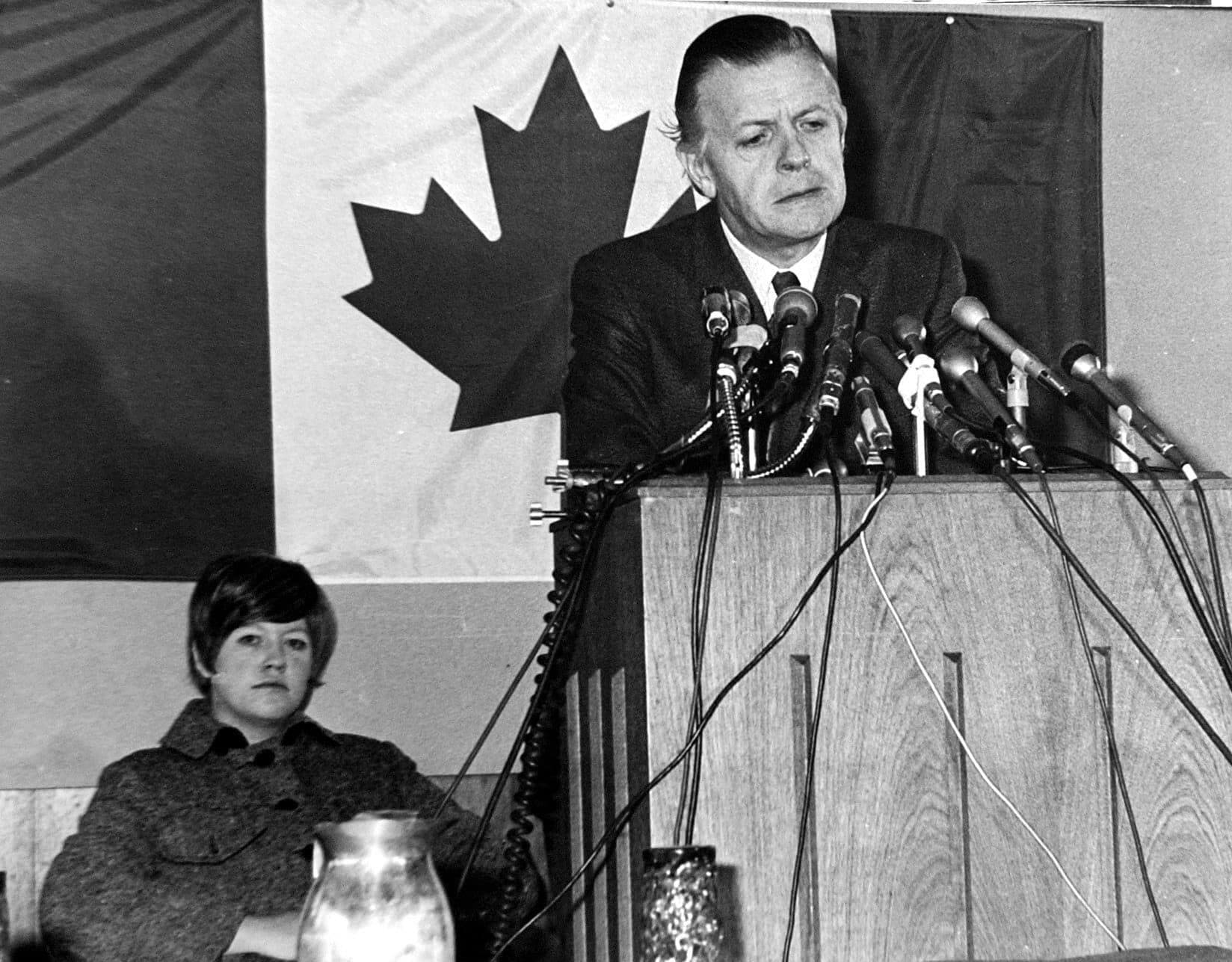 James Richard Cross à l’aéroport de Dorval après sa libération, s’apprêtant à rentrer au Royaume-Uni. Il vécut en captivité 59 jours.