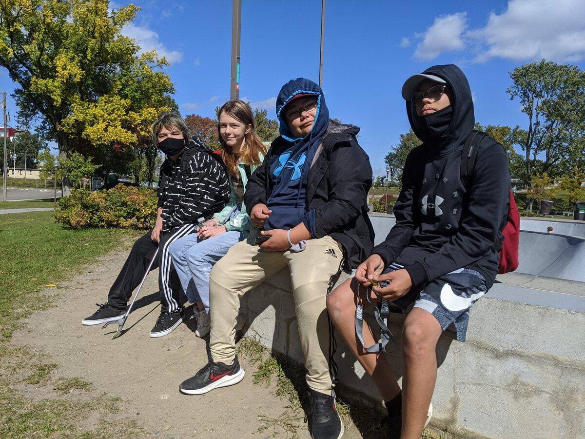 Ian Fontaine, Léa Pelletier, Charles Michaud et Brandon Pinette, de l’école Cardinal-Roy, à Québec, estiment qu’il est difficile de bien appliquer les consignes et que les habitudes ne sont pas tout à fait ancrées. La distanciation est un élément à éclaircir, car elle n’est pas obligatoire, selon eux, comme ils sont dans le même groupe.