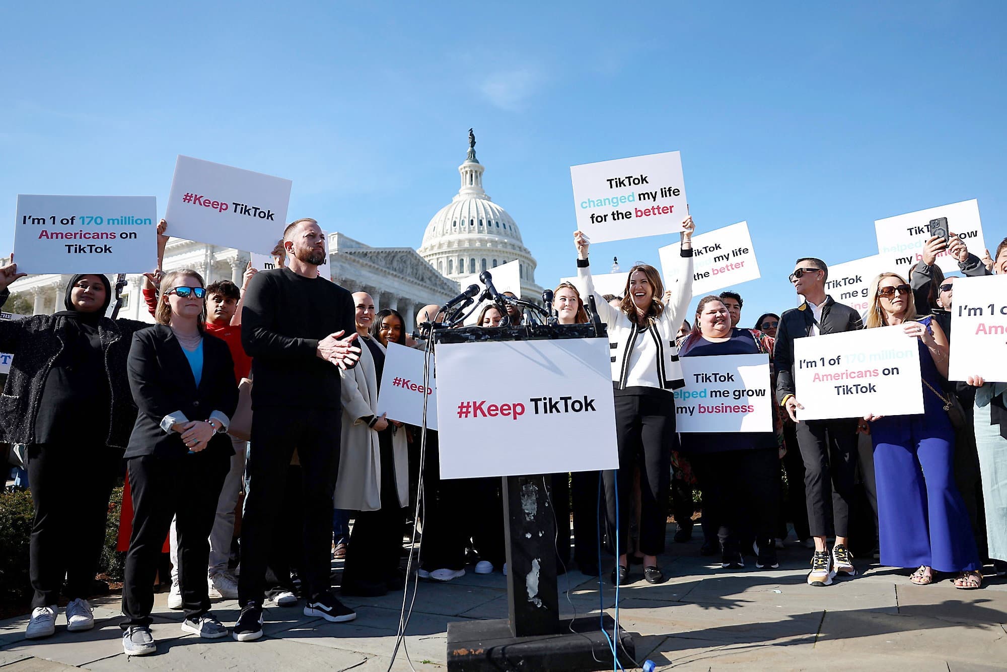 Des participants brandissent des pancartes de soutien à TikTok lors d'une conférence de presse devant le Capitole des États-Unis, le 12 mars 2024, à Washington.