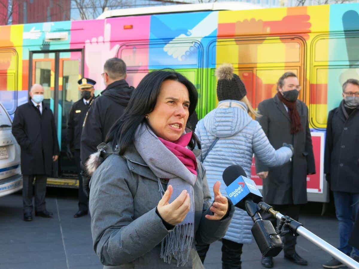 La mairesse de Montréal, Valérie Plante, répond à des questions lors d'une mêlée de presse le 24 novembre 2020, proche de la station de métro Place-des-Arts. En arrière, on peut voir le "solidaribus" qui a été fourni à la Mission Old Brewery par la Société de transport de Montréal (STM) pour transporter les personnes itinérantes vers les refuges cet hiver. Il sera en fonction dès le 30 novembre 2020.
ELSA ISKANDER/24 HEURES/AGENCE QMI