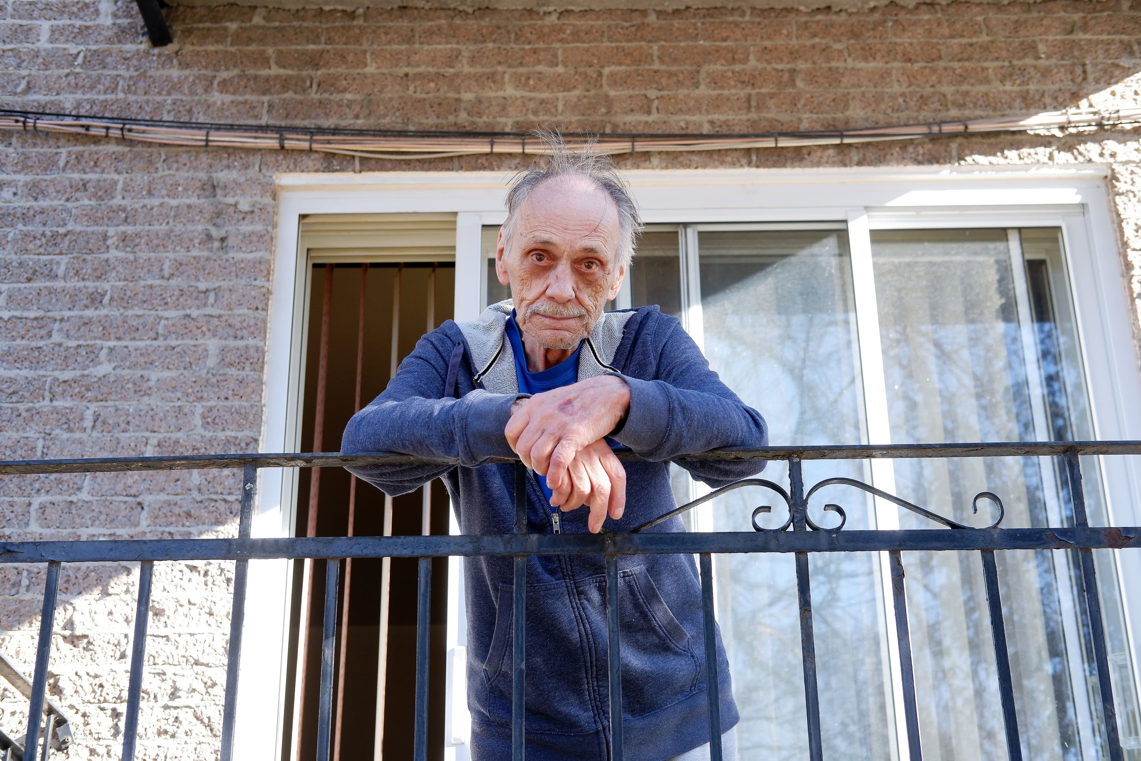 Patrice Huot, qui vit dans son logement sur la rue de Brest à Laval depuis 17 ans, a reçu une hausse de loyer de plus de 500$ par sa propriétaire, doublant ainsi presque le prix de son loyer.