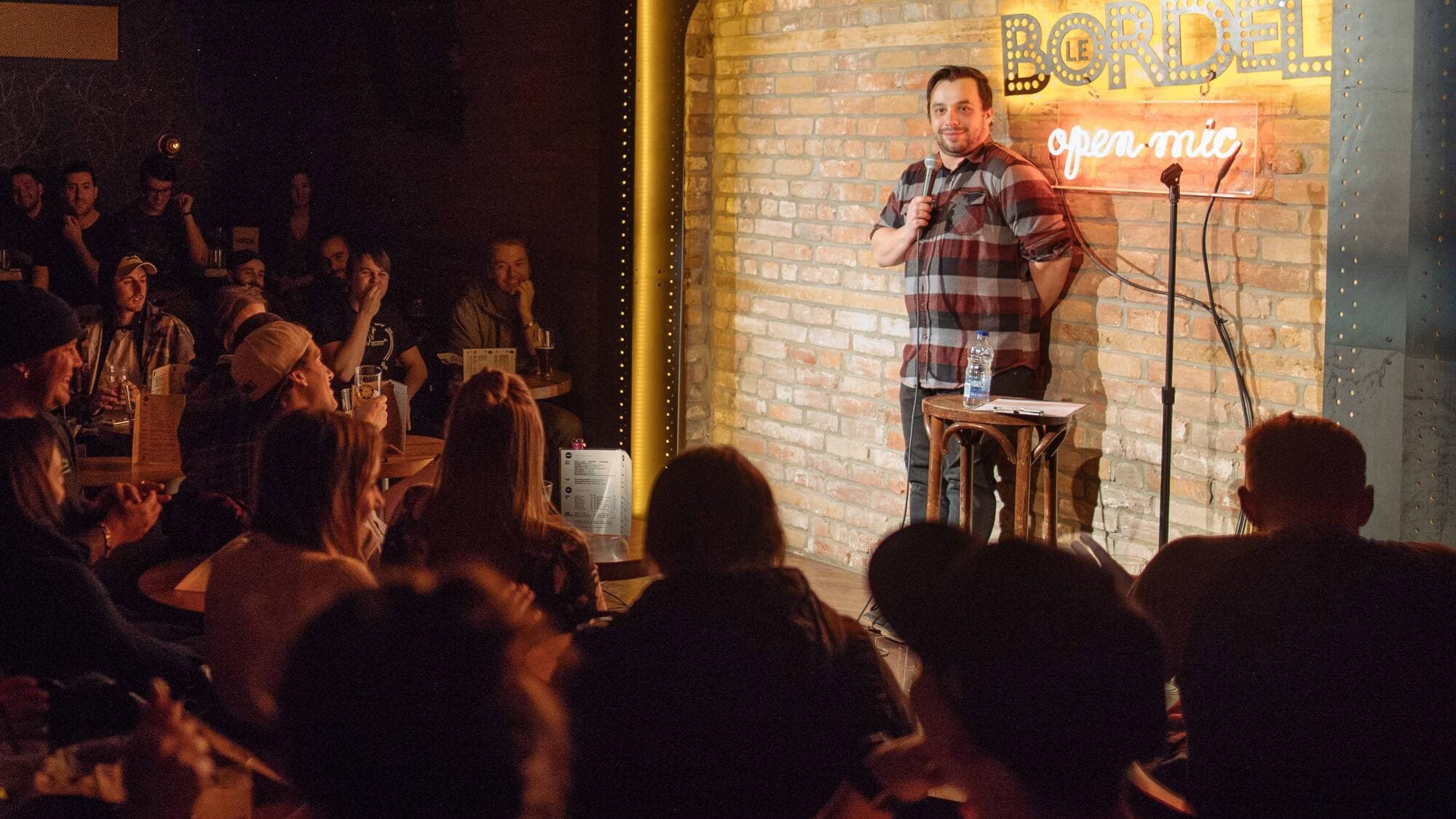 Avec ses soirées «open mic», le Bordel Comédie Club laisse une belle place à la relève. Ici, l’un des copropriétaires du Bordel, Charles Deschamps.