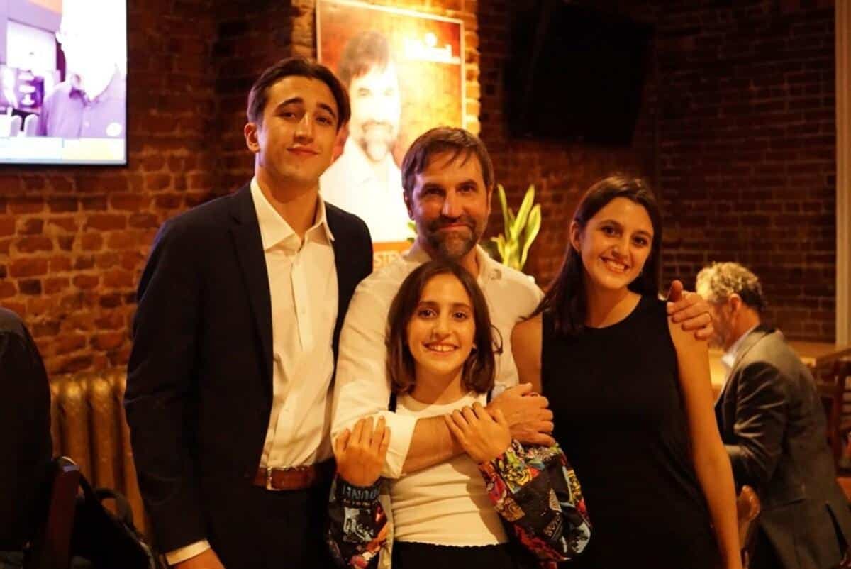 Le candidat libéral dans Laurier--Sainte-Marie Steven Guilbeault attendait les résultats avec des proches et des bénévoles dans son local de campagne lundi soir. On le voit ici avec ses trois enfants Édouard, Vivianne et Madeleine.