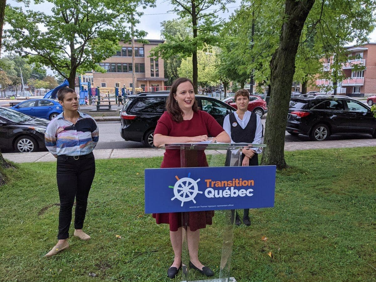 La cheffe de Transition Québec (au centre), en compagnie de sa colistière Madeleine Cloutier (Limoilou, à gauche) et de la candidate Alexia Oman (Cap-aux-Diamants), le jeudi 9 septembre, lors d’une annonce sur la sécurité des écoliers.