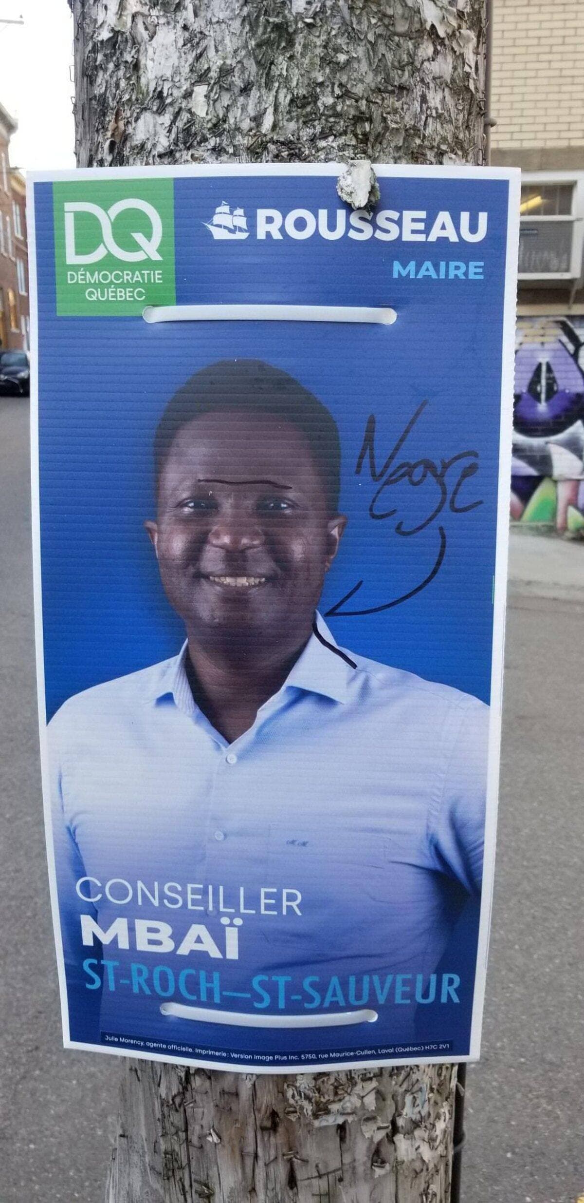 Une pancarte électorale du candidat de Démocratie Québec dans le district de Saint-Roch–Saint-Sauveur, Mbaï-Hadji Mbaïrewaye, a été vandalisée avec un message raciste.