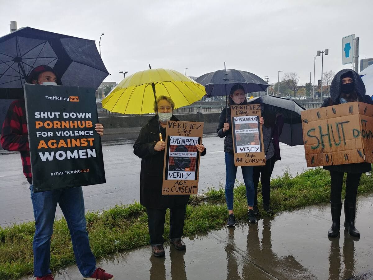 Une dizaine de manifestants étaient réunis devant les bureaux du siège social de MindGeek, le propriétaire du site pornographique Pornhub, vendredi après-midi le 2 octobre 2020 réclamant un meilleur contrôle des vidéos publiées sur le site car, selon eux, il n'est pas rare de tomber sur des personnes mineures ou des femmes non-consententes. GUILLAUME CYR/24 HEURES/AGENCE QMI