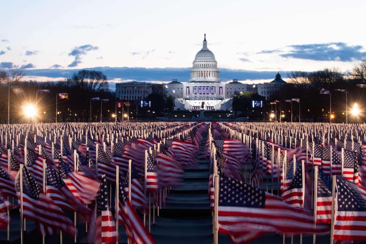 Des drapeaux ont été installés devant le Capitole à Washington en vue de l’inauguration de Joe Biden.