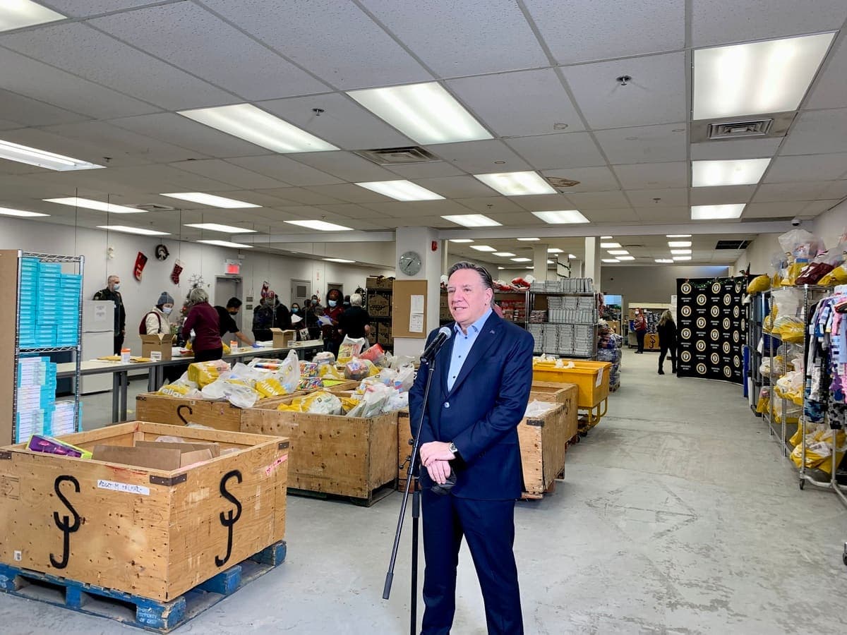 Le premier ministre François Legault était de passage à Jeunesse au Soleil, où il a rencontré les bénévoles qui distribueront des paniers de Noël.