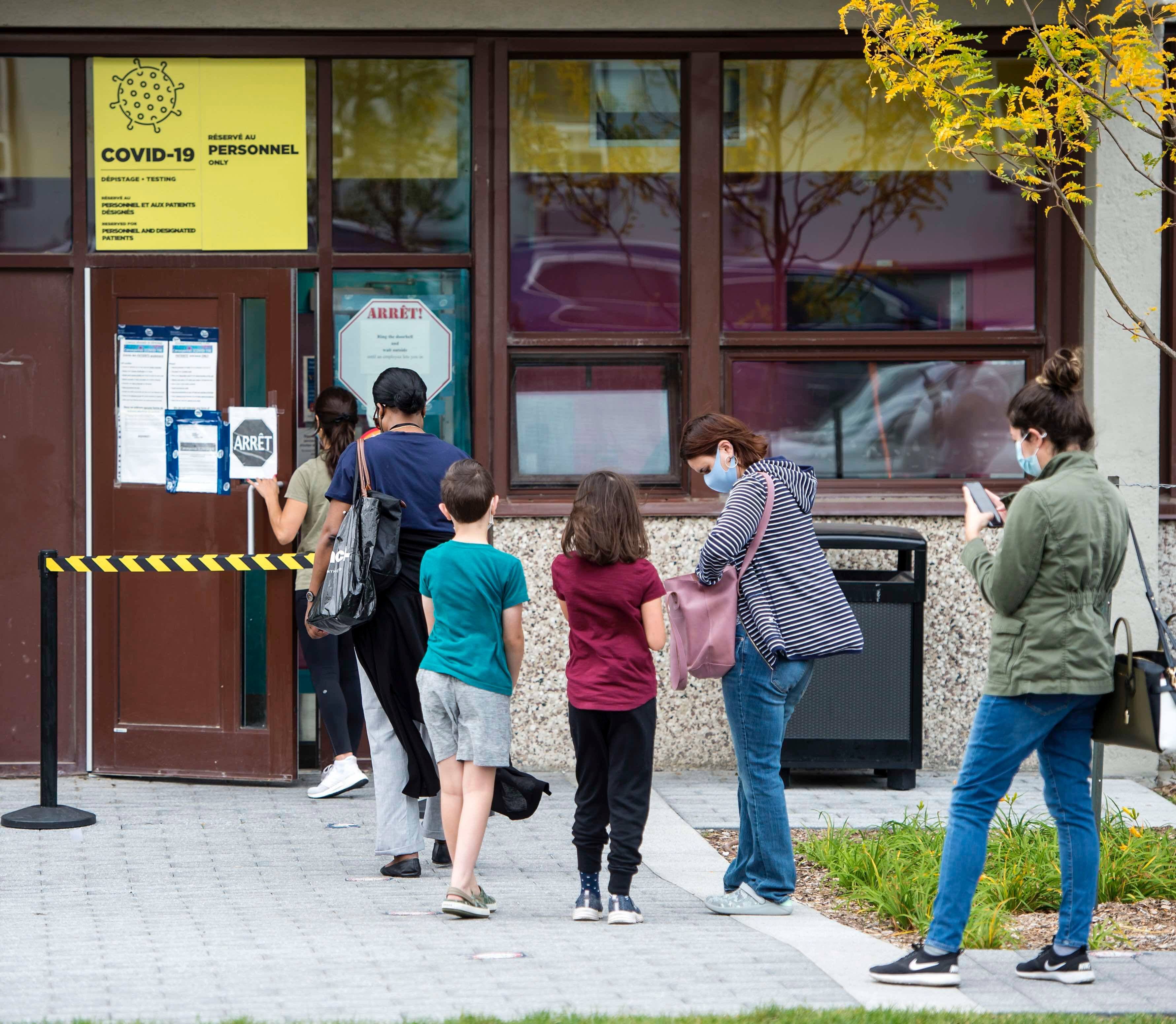 Des centaines de citoyens ont passé à la clinique de dépistage de Côte-des-Neiges à Montréal, dimanche dernier.