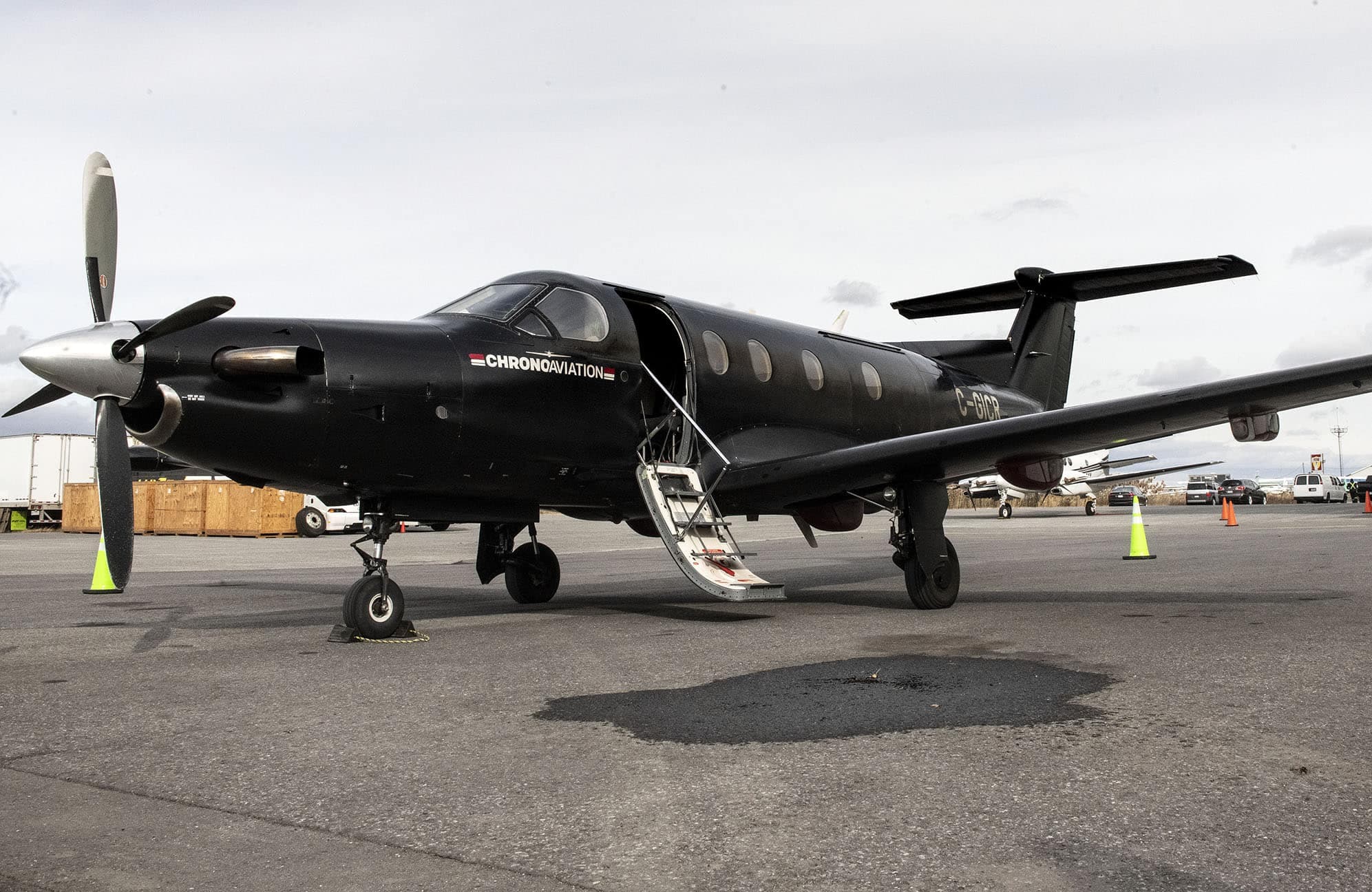 Les snowbirds peuvent se rendre aux États-Unis grâce à un vol nolisé de l’entreprise KMC pendant que des camionneurs traversent les douanes avec leur VR.