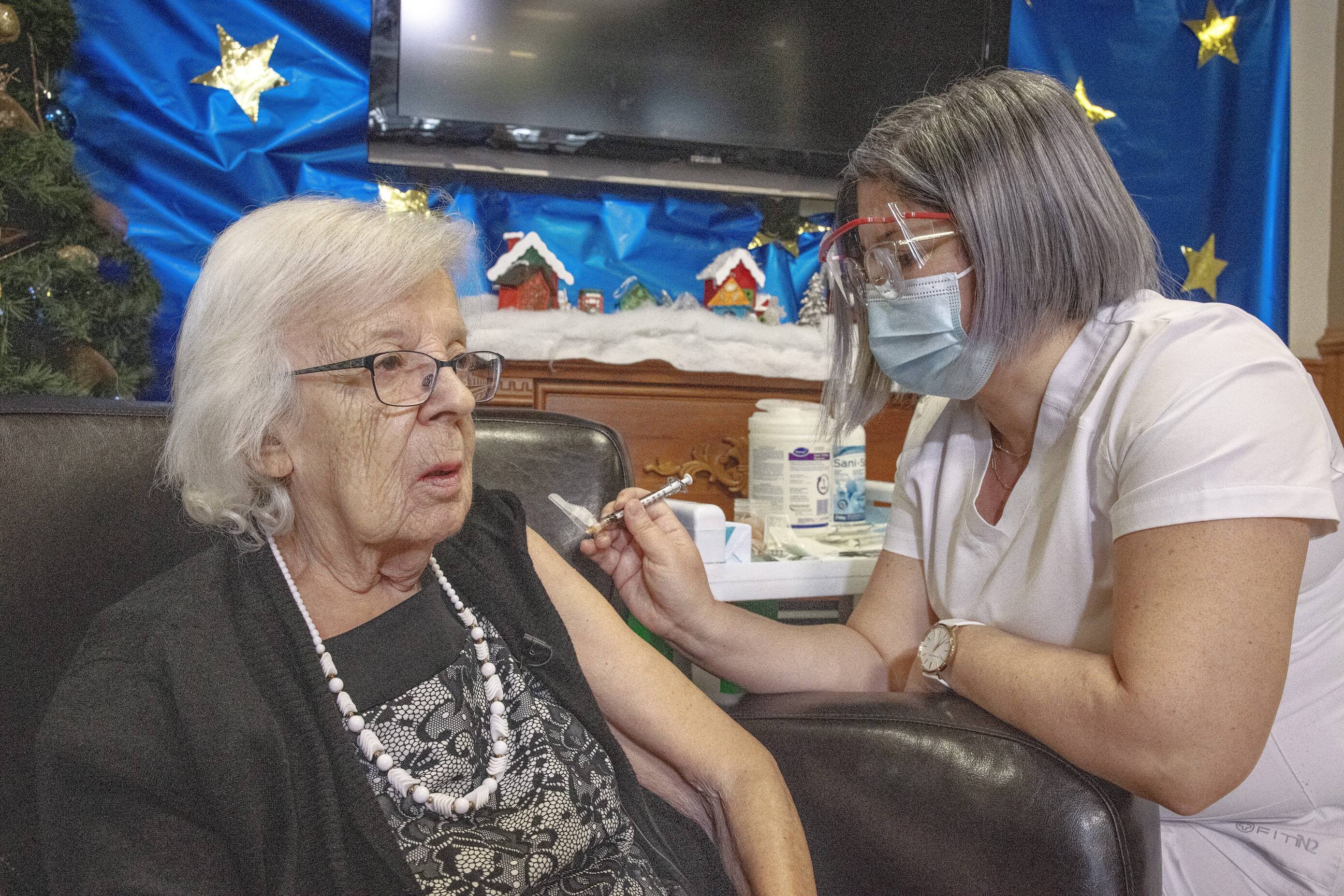 Âgée de 89 ans, Gisèle Lévesque avait été la toute première vaccinée au pays le 14 décembre dernier au CHSLD Saint-Antoine à Québec.