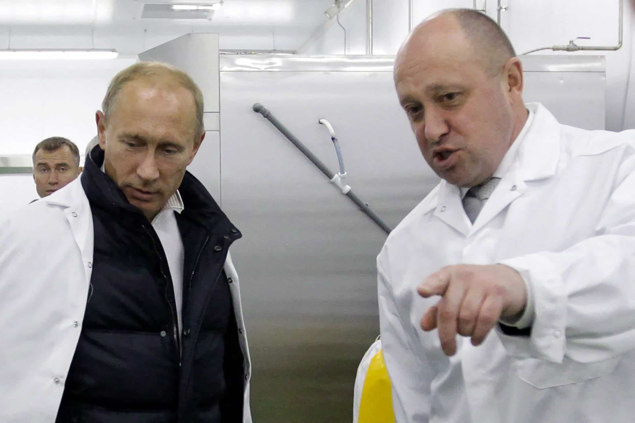 Vladimir Poutine et Evgueni Prigojine dans l’usine de fabrication de ce dernier qui fabrique des repas pour les écoles.