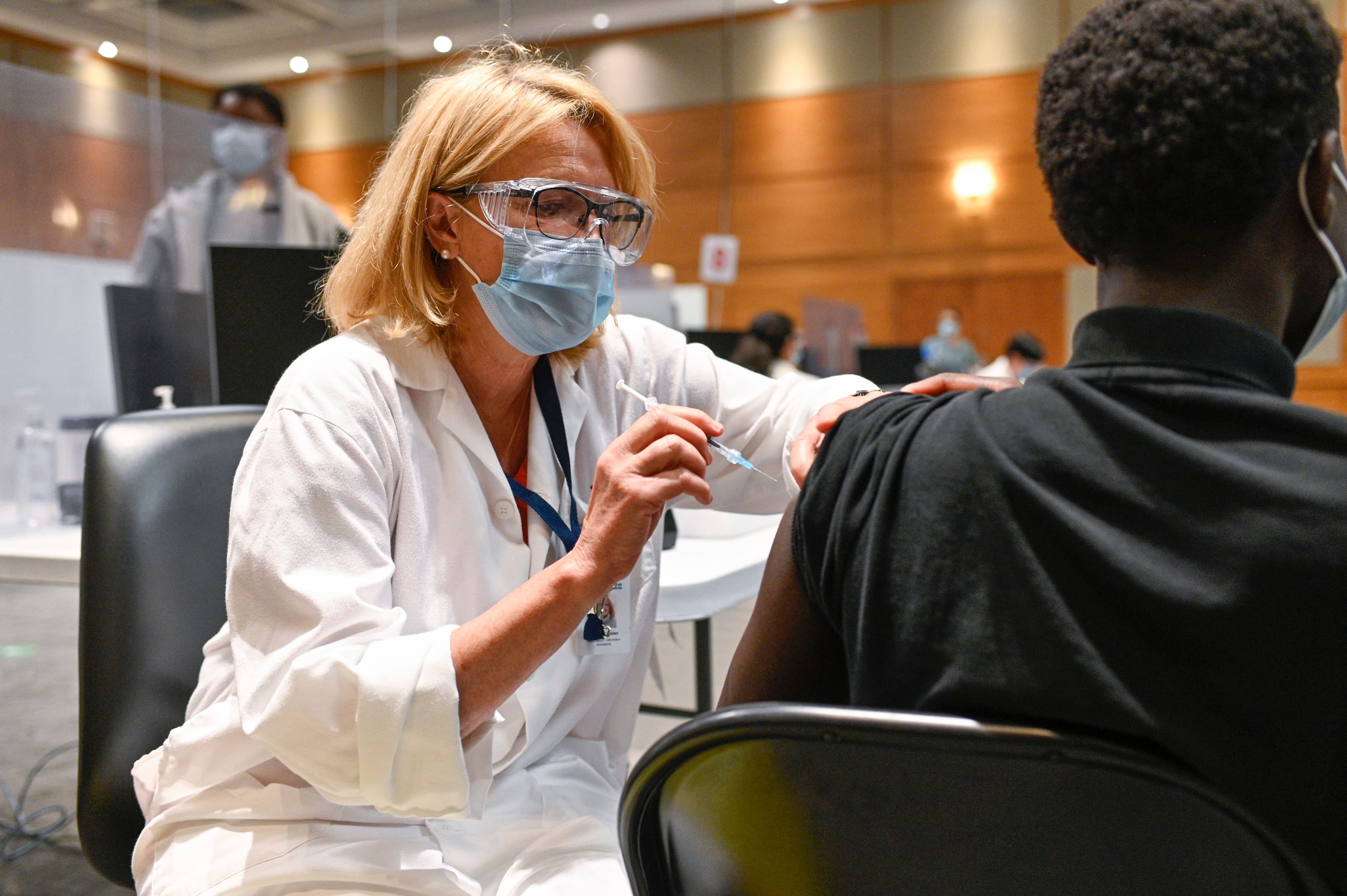 Un adolescent se fait vacciner à l’hôtel Mortagne, à Boucherville, en juin dernier.
