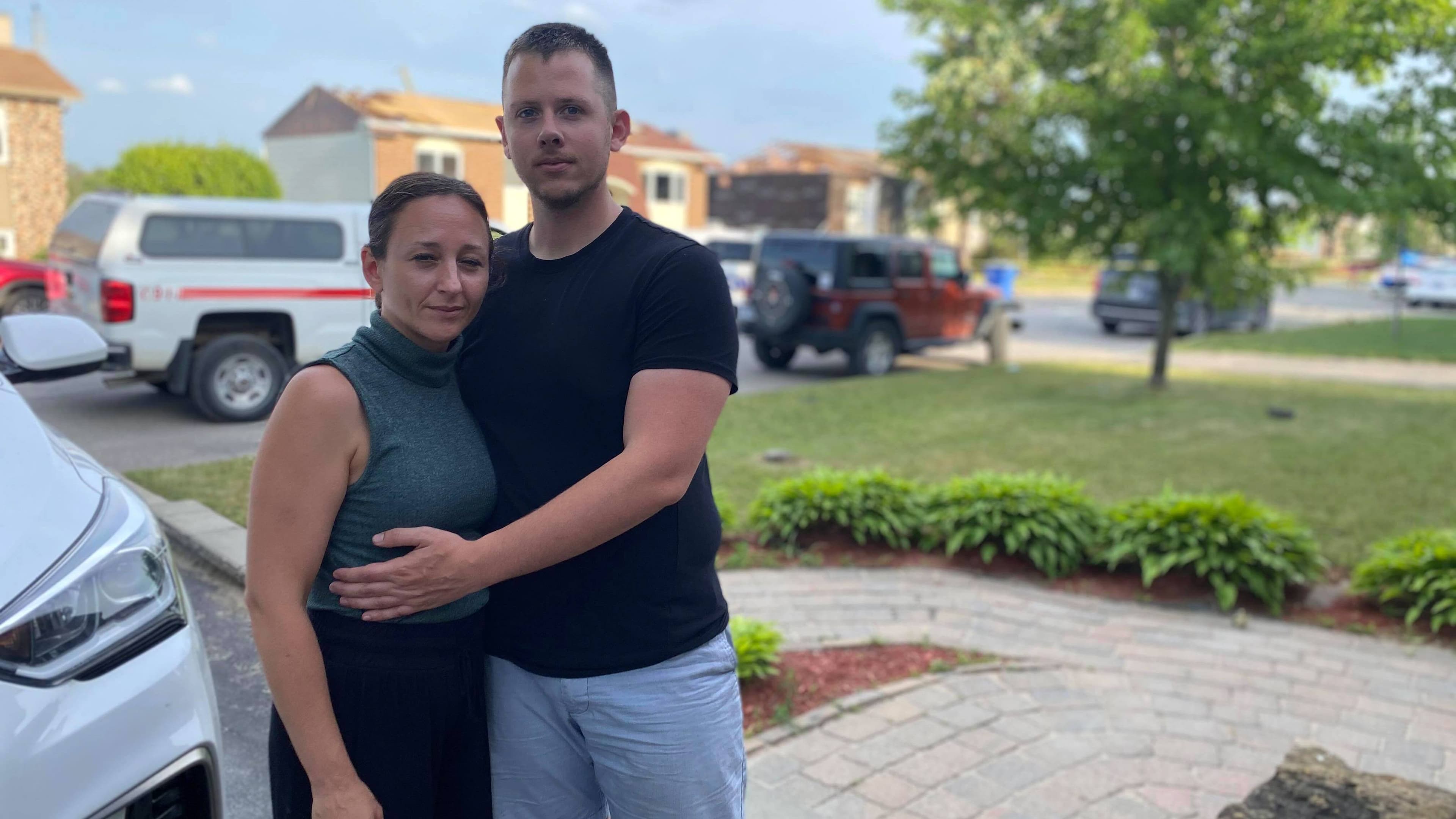 Cindy Chouinard et Marc-André Couet habitent tous les deux en face de la maison de leur voisin décédé durant la tornade de Mascouche.