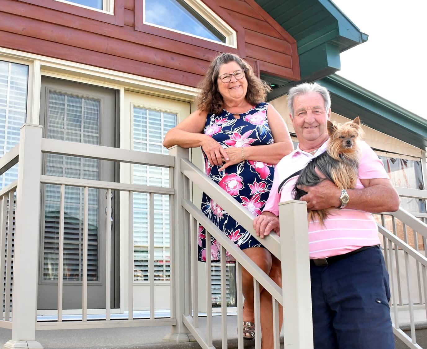 Nicole Ruest et son mari, Ghislain Gagné, devant le pavillon où ils vivent habituellement l’été, au Domaine de la Florida, à Saint-Ambroise, au Saguenay.