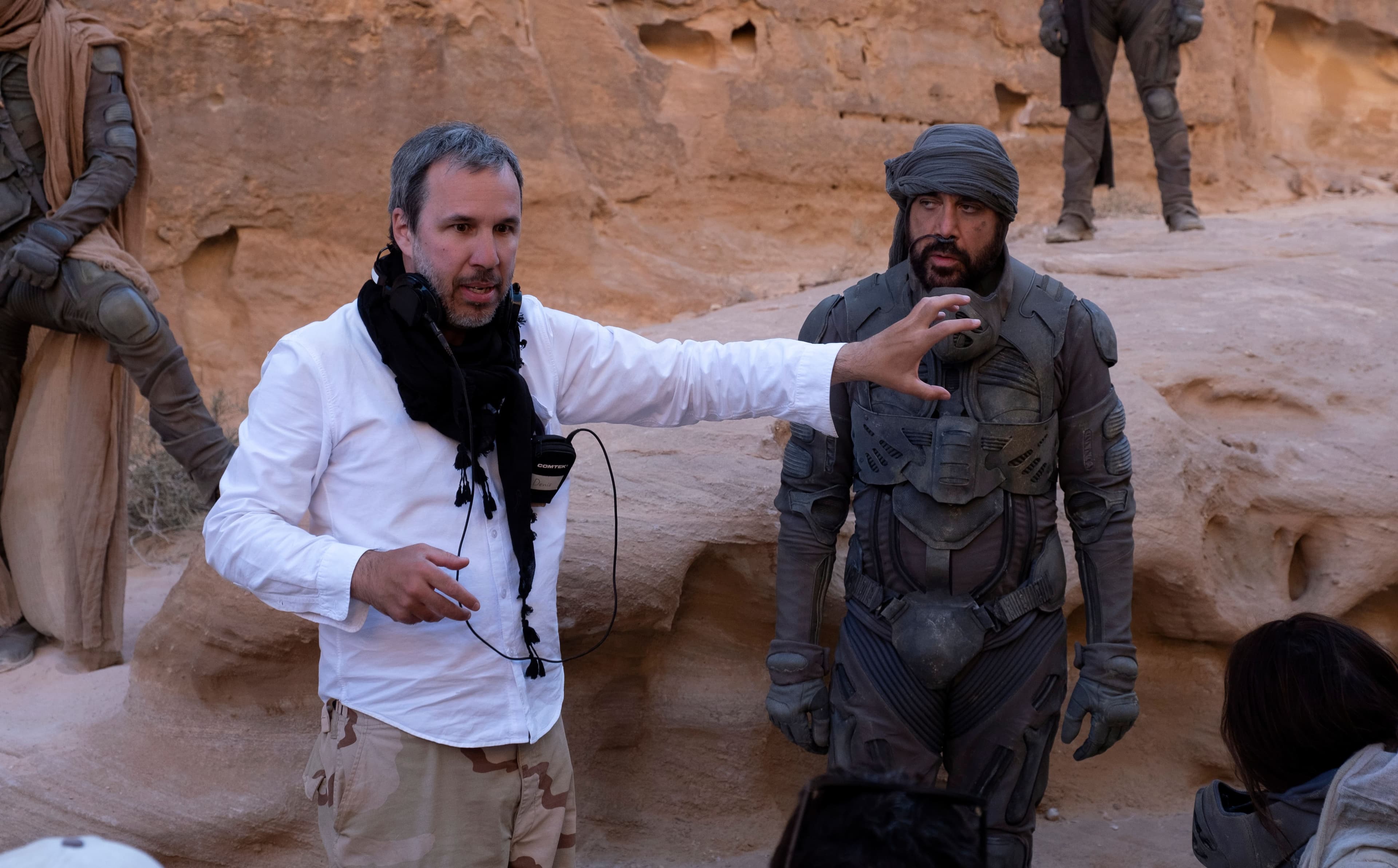 Le cinéaste québécois Denis Villeneuve donne des directives sur le plateau de tournage du film de science-fiction Dune.