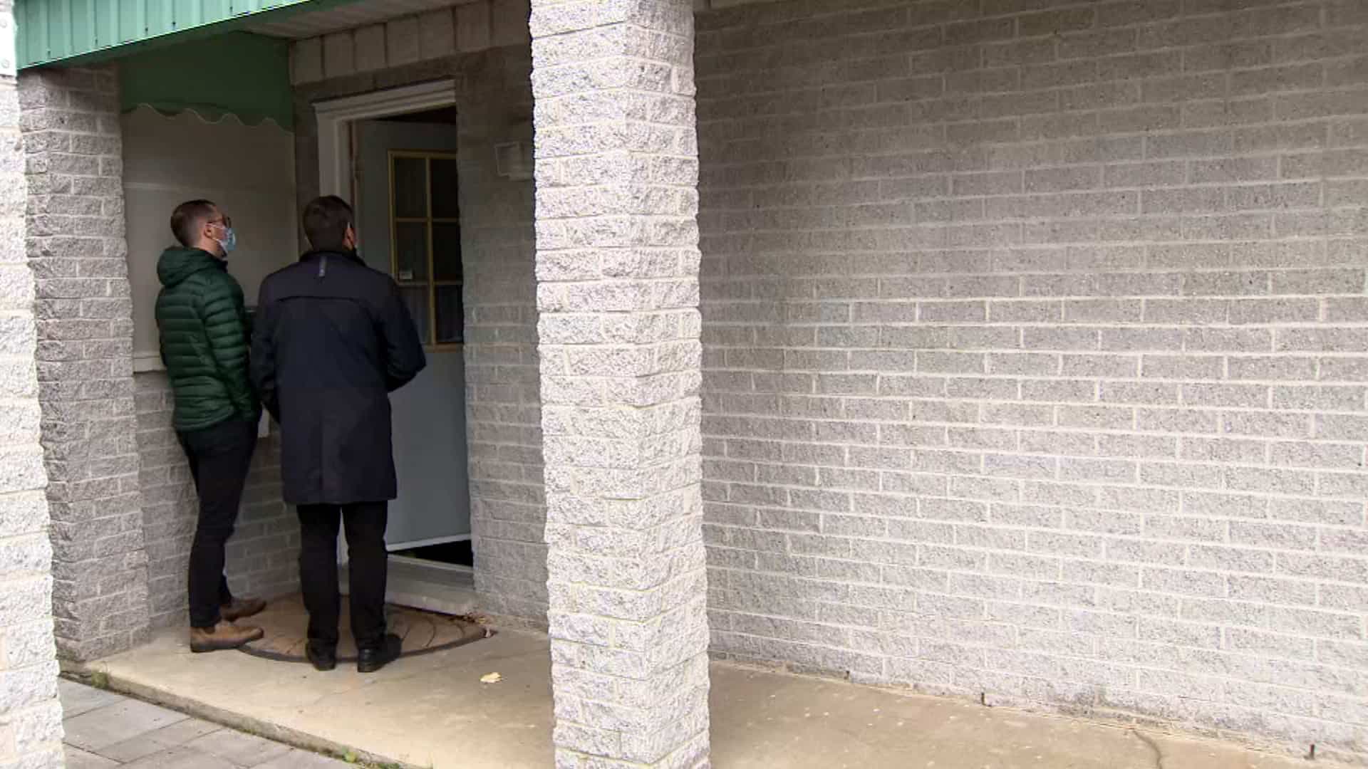 Nos journalistes se sont rendus à Lévis chez Claude Gélinas qui a répondu à la porte en sous-vêtements. Dans les minutes suivantes, il a retiré sa fausse nouvelle sur une adolescente de 15 ans morte après avoir reçu son vaccin.