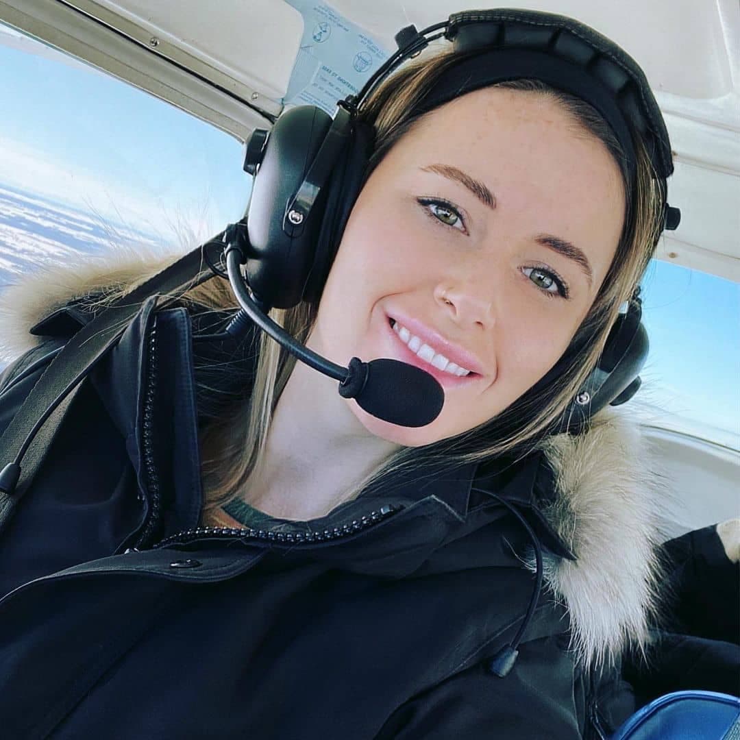 La jeune femme en train de piloter un avion à l’école de Lachute Aviation où elle étudie.