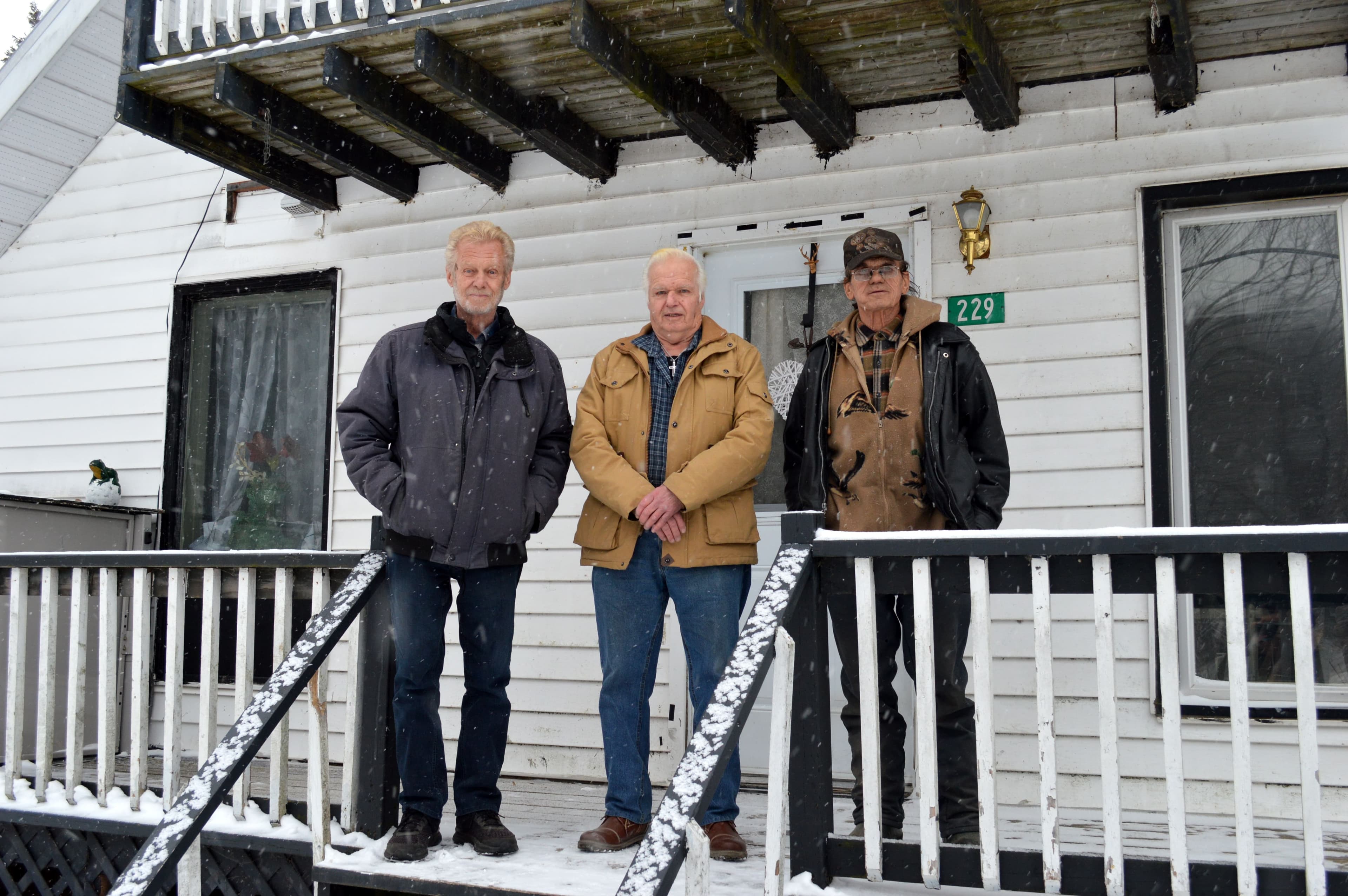 Les métis Paul Crête, Richer Levesque et Steven Levesque, de la Communauté autochtone du Pontiac, ont convaincu pratiquement tous leurs 425 membres de se faire vacciner.