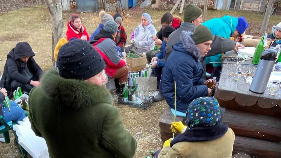 Des civils dans un village d’Ukraine se réunissent pour préparer des cocktails Molotov. Ils les utiliseront eux-mêmes.
