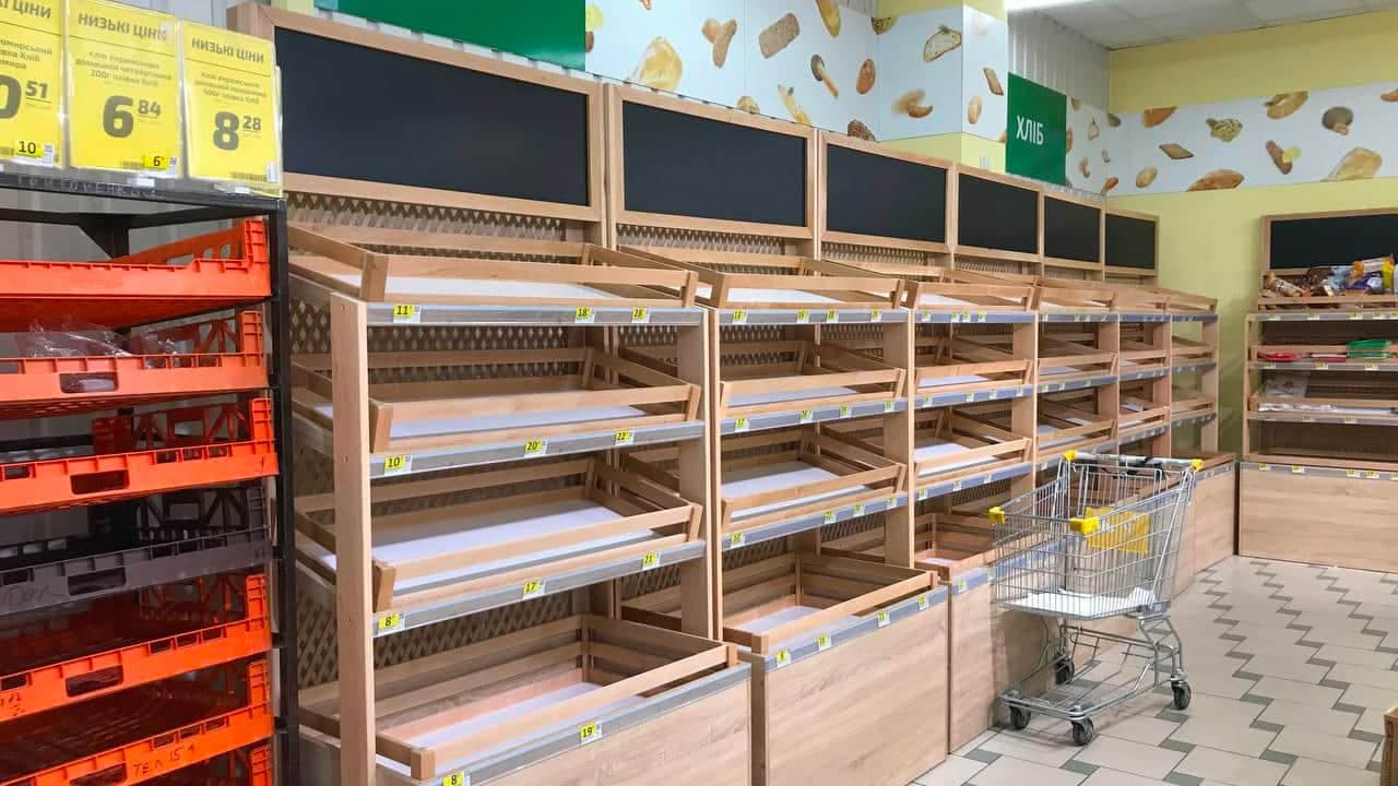 Le rayon du pain de cette épicerie de Kyïv est vide.