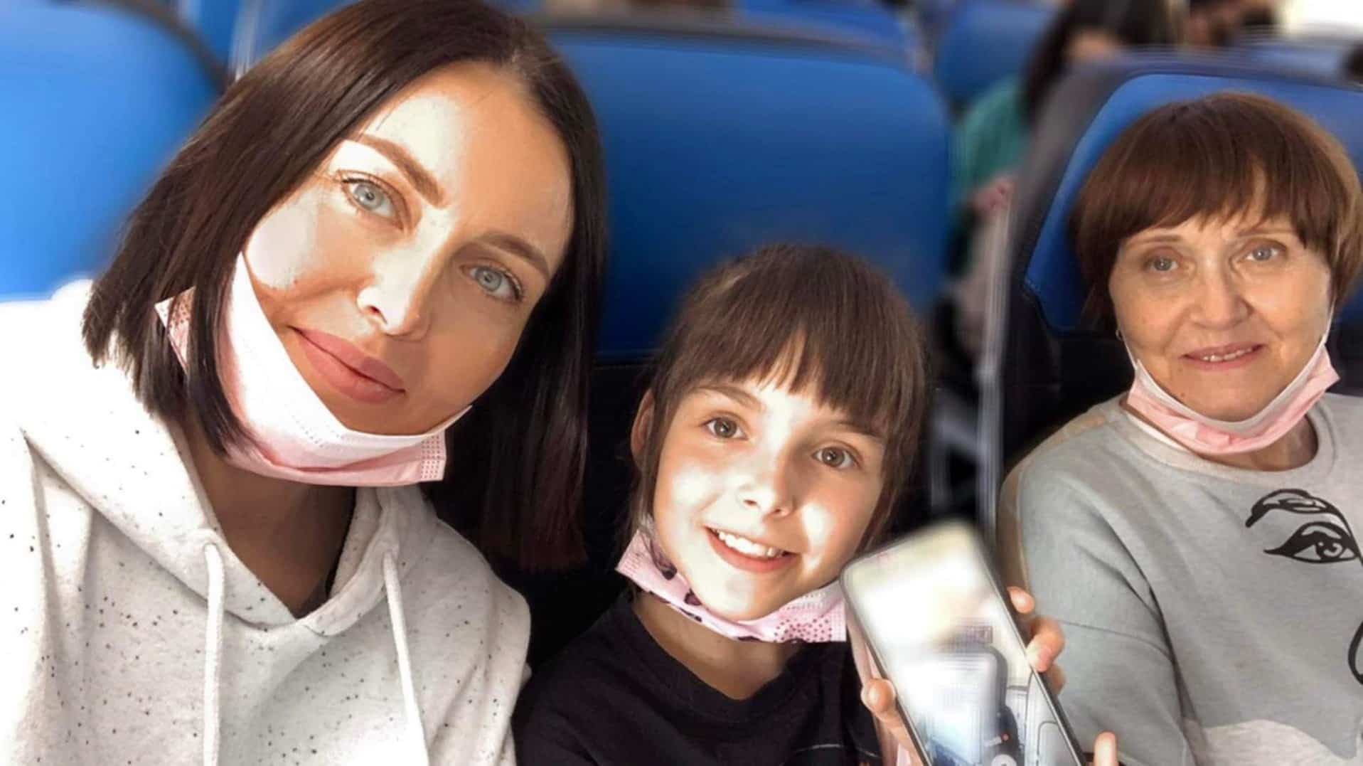 Katerina, sa fille Satya et sa mère Natalia, dans l'avion au moment de quitter Bucarest en direction d'Amsterdam, puis de Toronto et finalement de Québec.