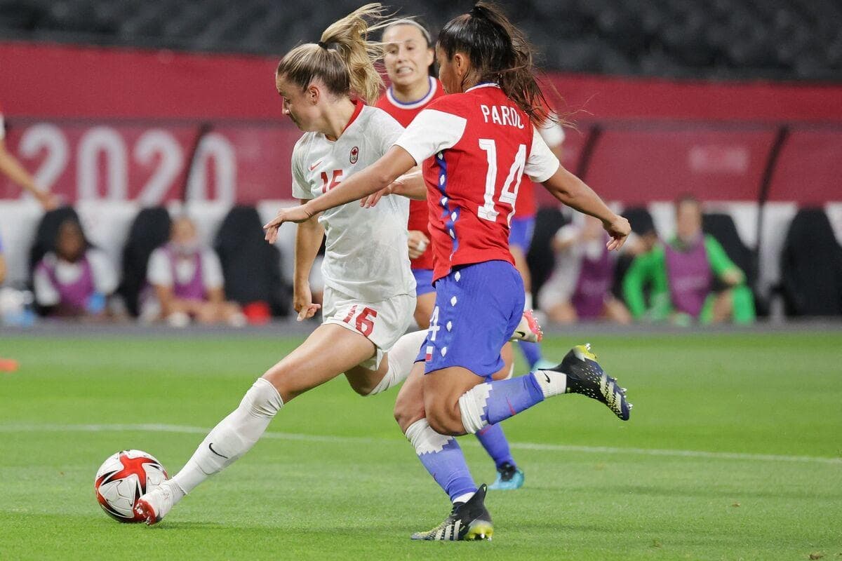 L'attaquante canadienne Janine Beckie (à gauche) contrôle le ballon lors du match de soccer du premier tour du groupe E féminin des Jeux olympiques de Tokyo 2020 entre le Chili et le Canada au Sapporo Dome à Sapporo le 24 juillet 2021.