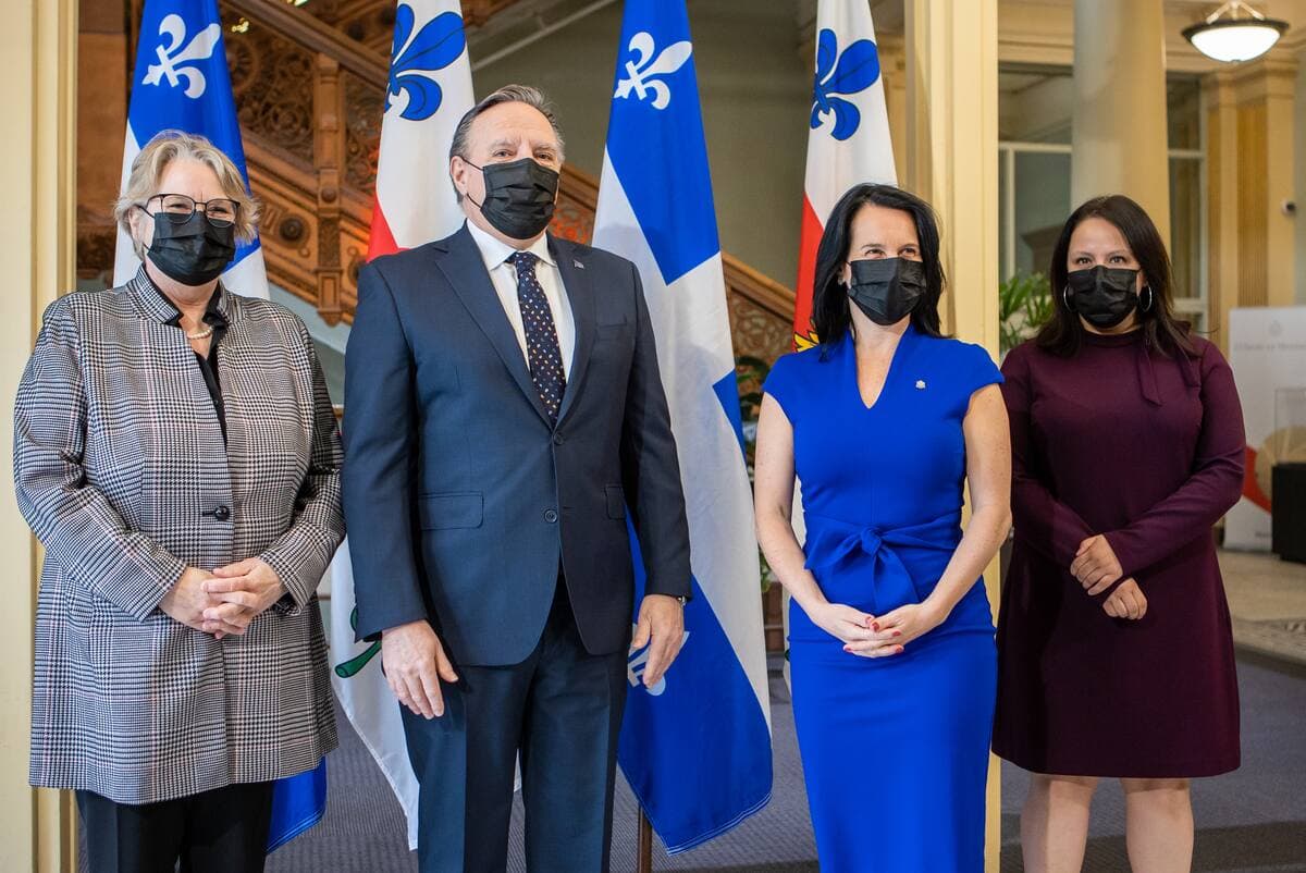 La ministre Chantal Rouleau, le premier ministre François Legault, la mairesse de Montréal Valérie Plante et la mairesse de l’arrondissement de Rivière-des-Prairies–Pointe-aux-Trembles, Caroline Bourgeois.
