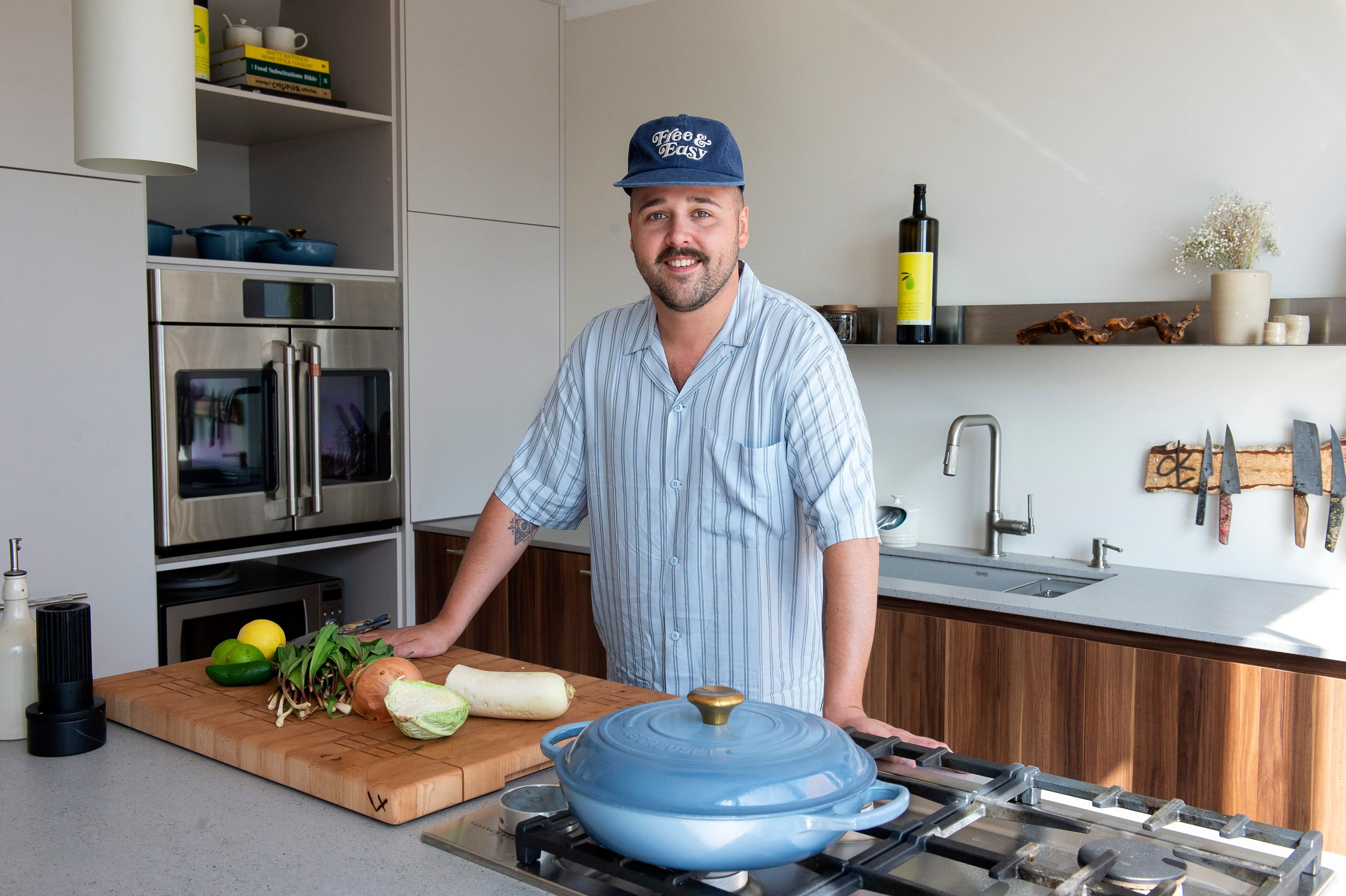 Le chef Laurent Dagenais, devenu une vedette des réseaux sociaux, souhaite transmettre son plaisir de la cuisine à travers ses vidéos, vues aux quatre coins du monde.
