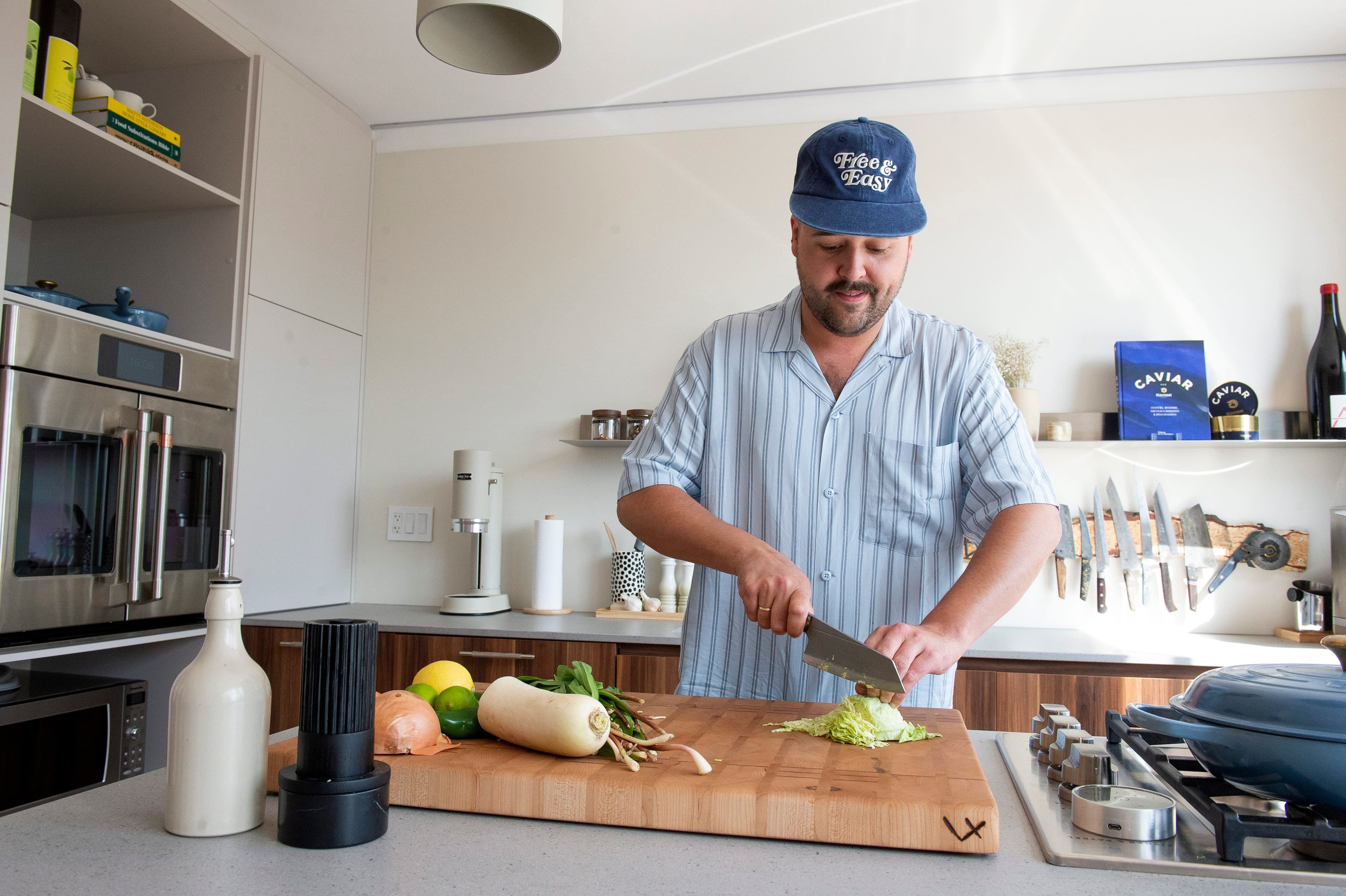 Avec son style décontracté, le chef Laurent Dagenais, qui a appris le métier auprès de réputés chefs français, veut démontrer que la cuisine gastronomique est accessible à tous. «T’as pas besoin d’avoir tout le décorum pour faire de la bonne bouffe», affirme le chef de 35 ans.