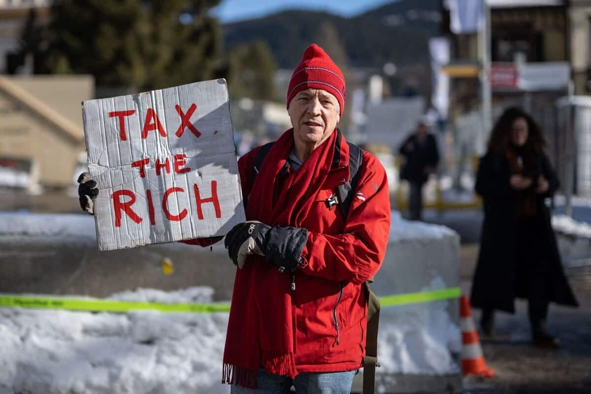 En 2023, à Davos, le millionnaire britannique Phil White demandait aux leaders du Forum économique mondial de taxer les riches comme lui.