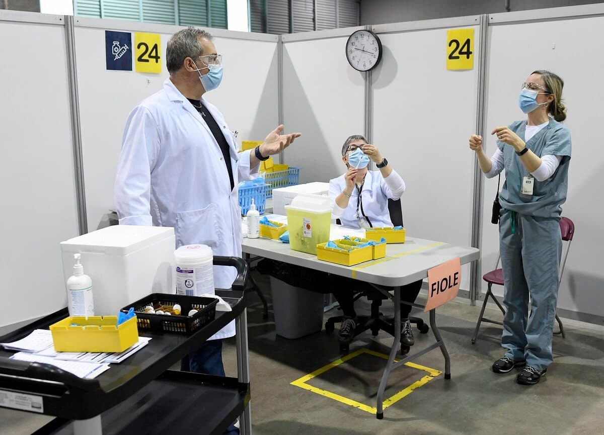 Une centaine d’employés du CIUSSS s’affairaient au bon déroulement de cette première journée de vaccination, un ballet logistique complexe, mais bien coordonné.